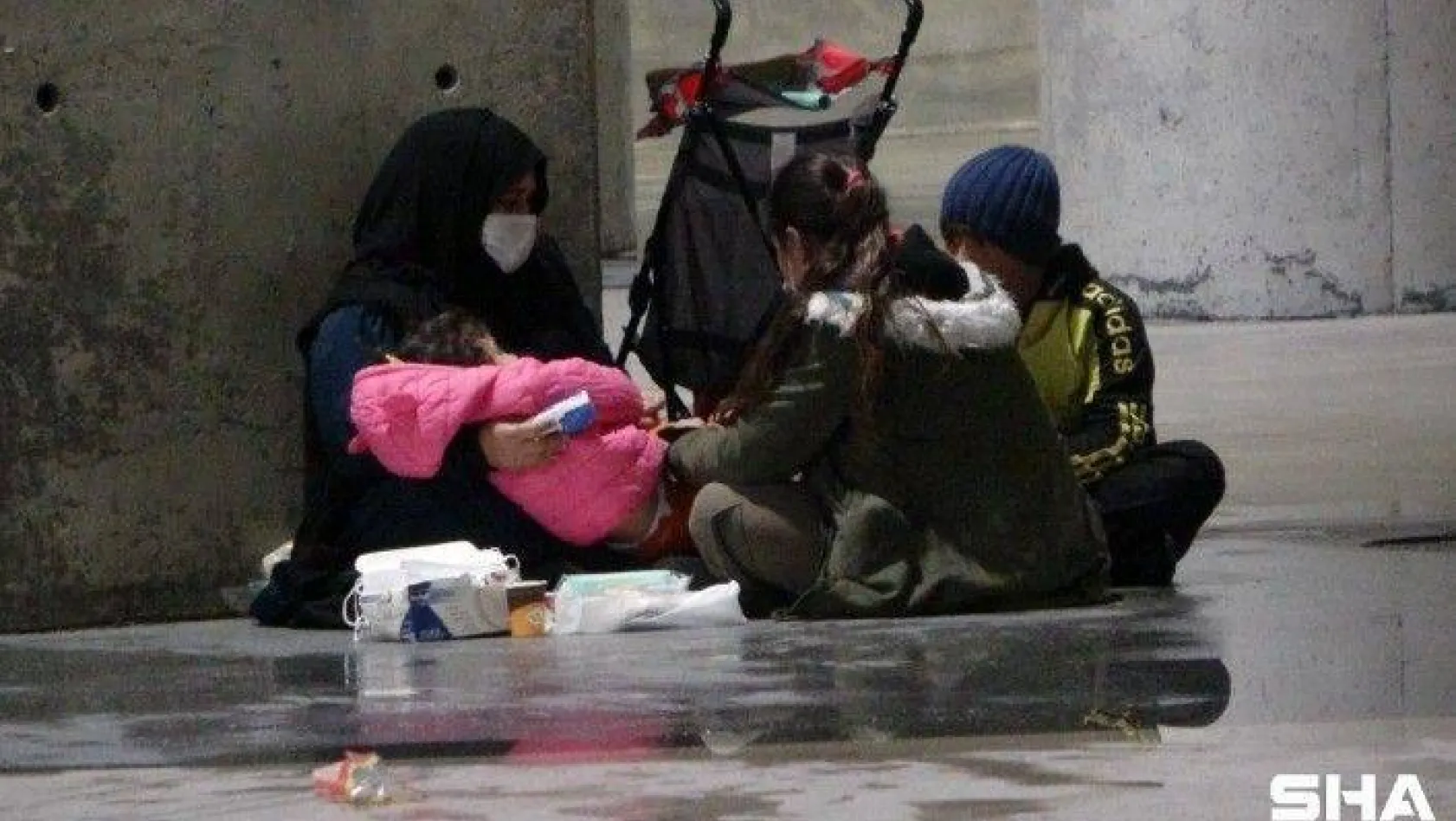 (Özel) Taksim'de çocuklarını dilendiren kadın önce kameralara, ardından zabıtaya yakalandı