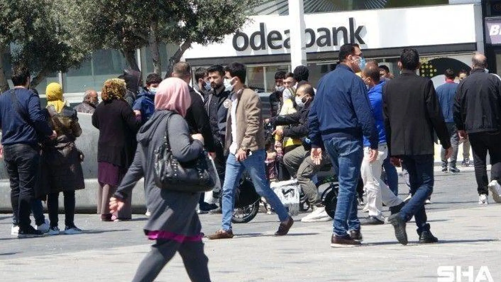 (Özel) Taksim'de turistler ile satıcılar arasında tekmeli yumruklu kavga