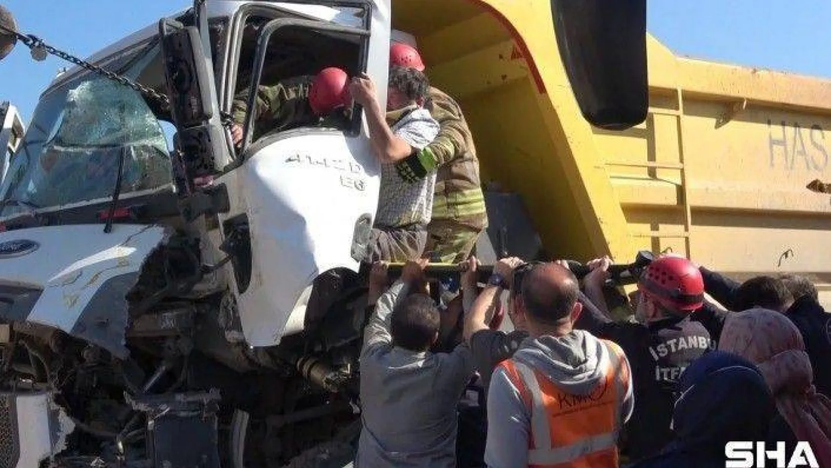 Pendik'te hafriyat kamyonları çarpıştı: 1 yaralı
