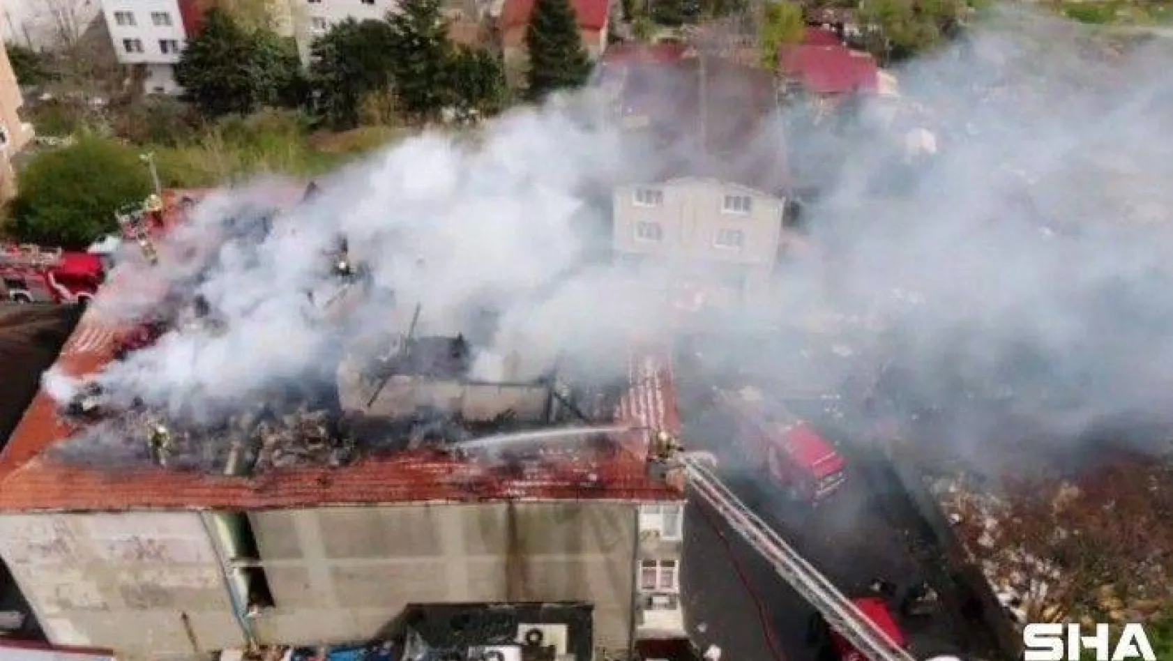 Sarıyer'de catering şirketinin çatı katı alev alev yandı