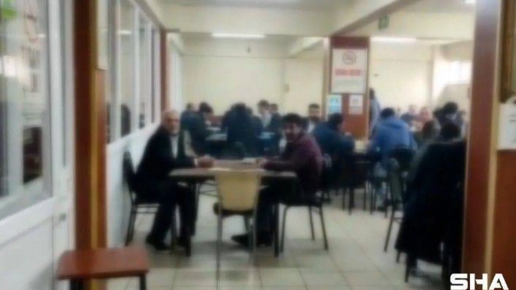Sultanbeyli'de kahvehaneye korona baskını kamerada