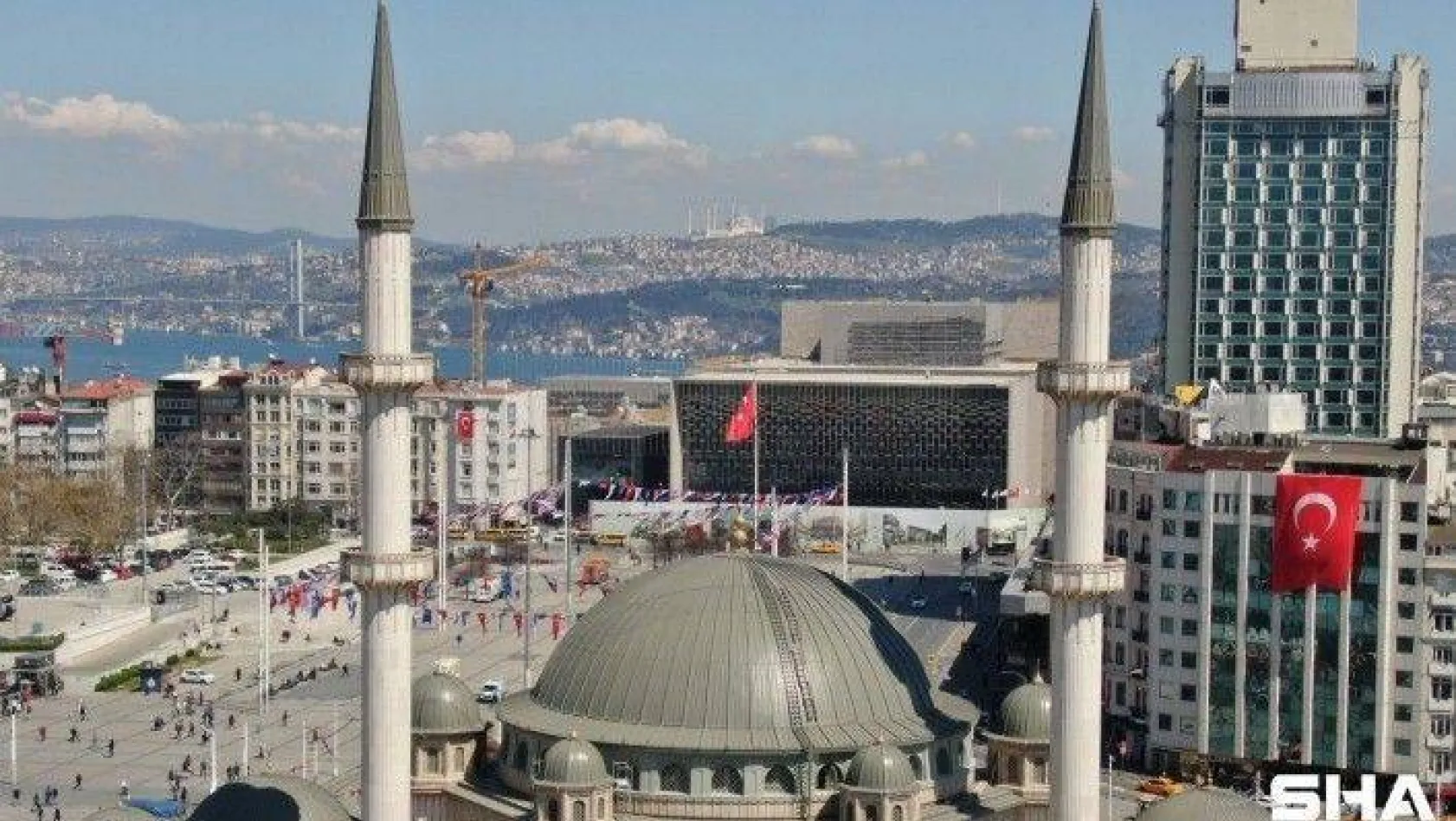 Taksim Camii, Çamlıca Camii ile aynı karede
