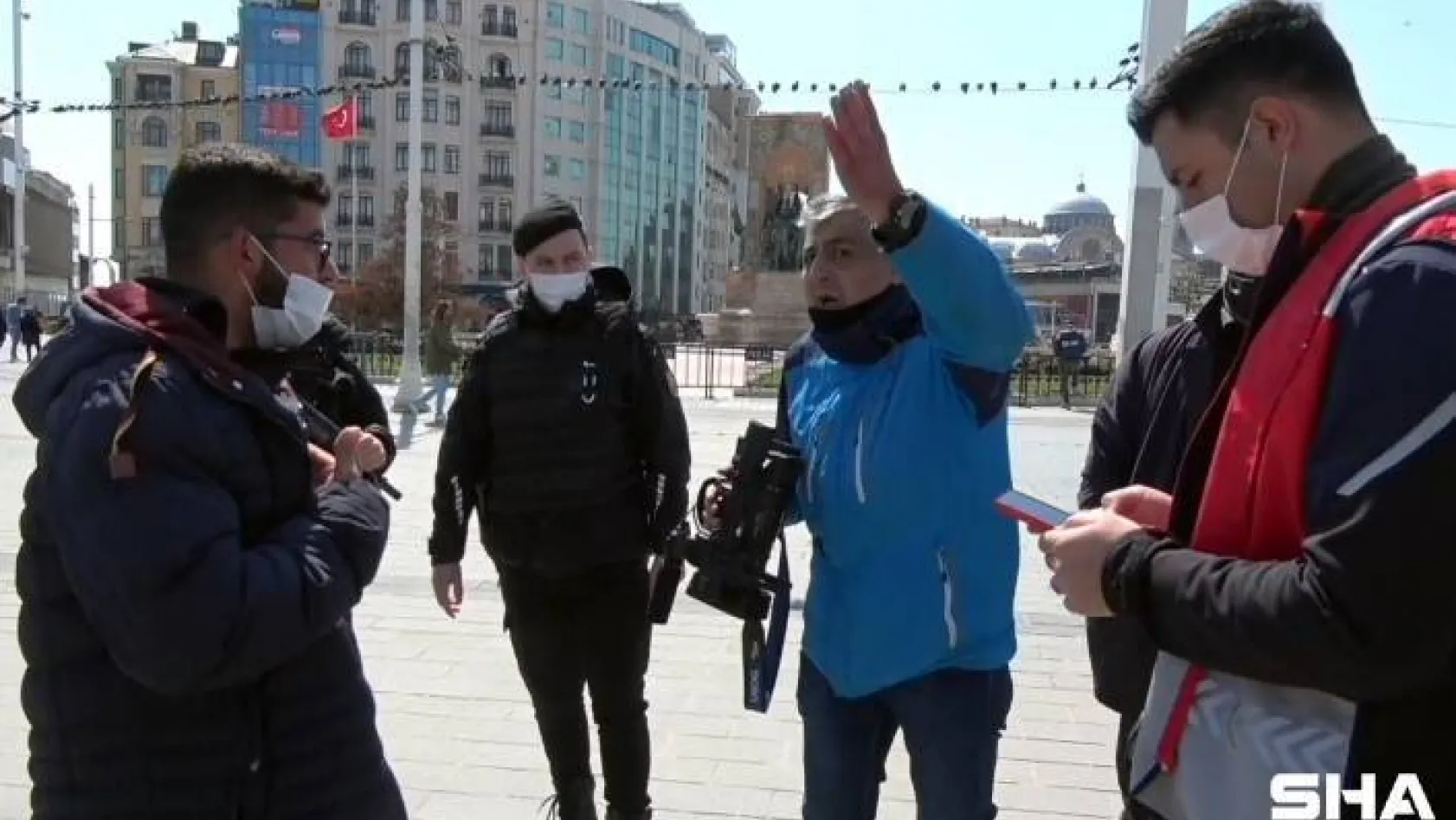 Taksim Meydan'da seyyar satıcılar gazeteciyi darp etti