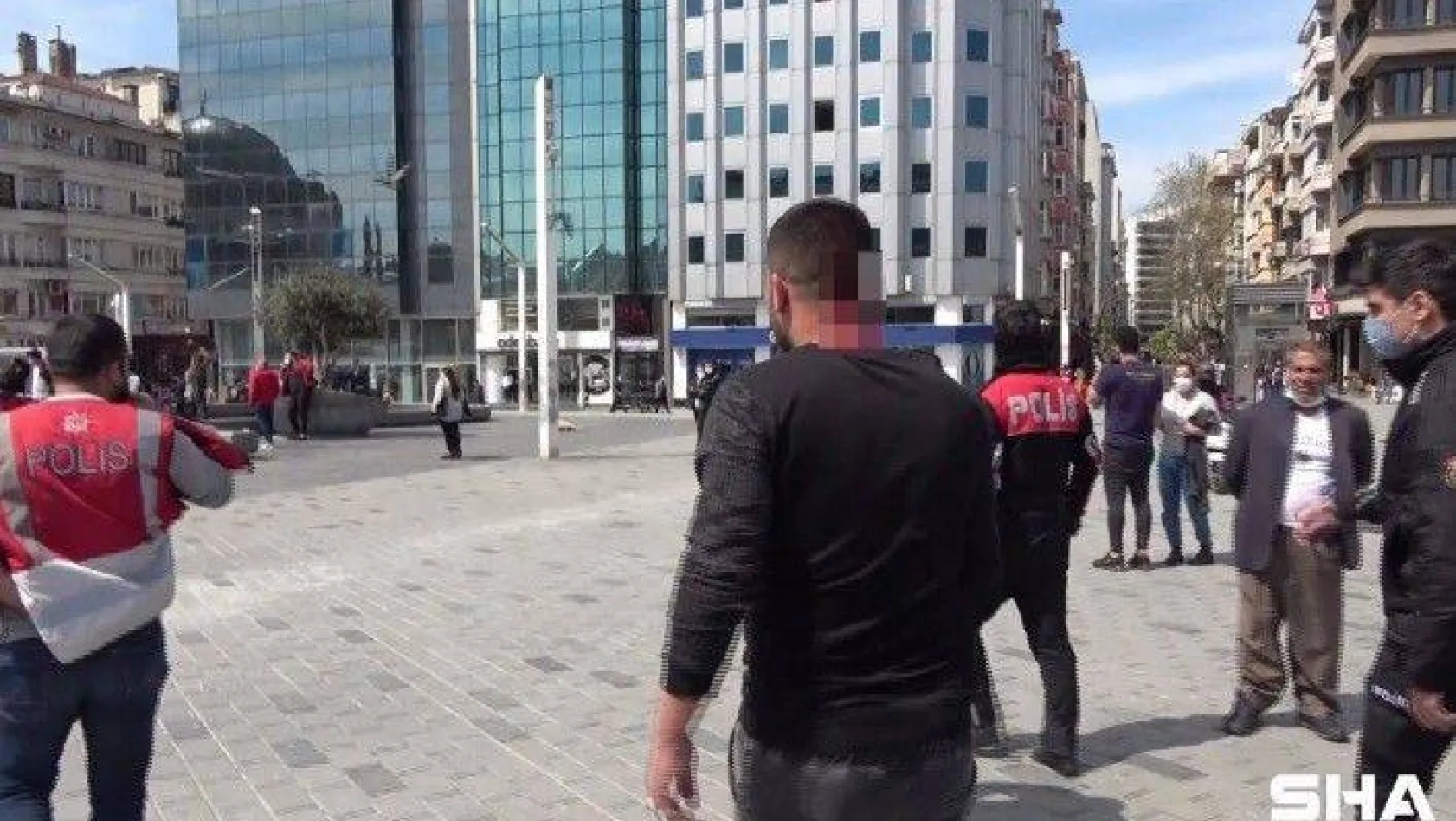 Taksim'de İranlı turist ile seyyar satıcılar birbirine girdi