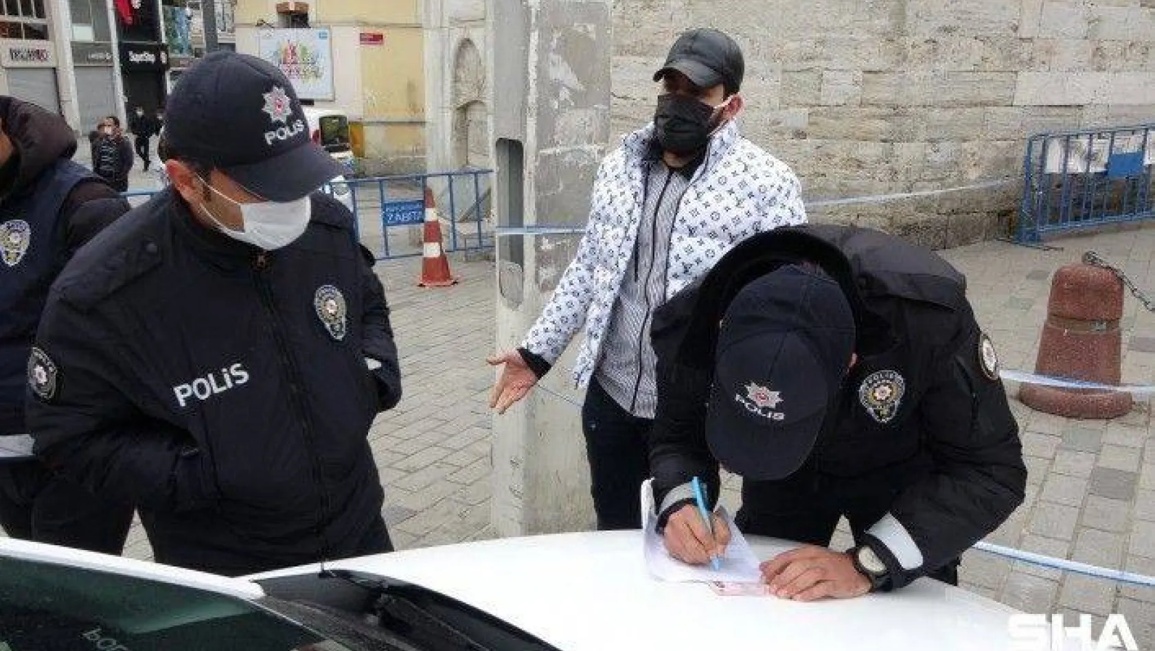 Taksim'e turist gibi gelen iki göçmene ceza