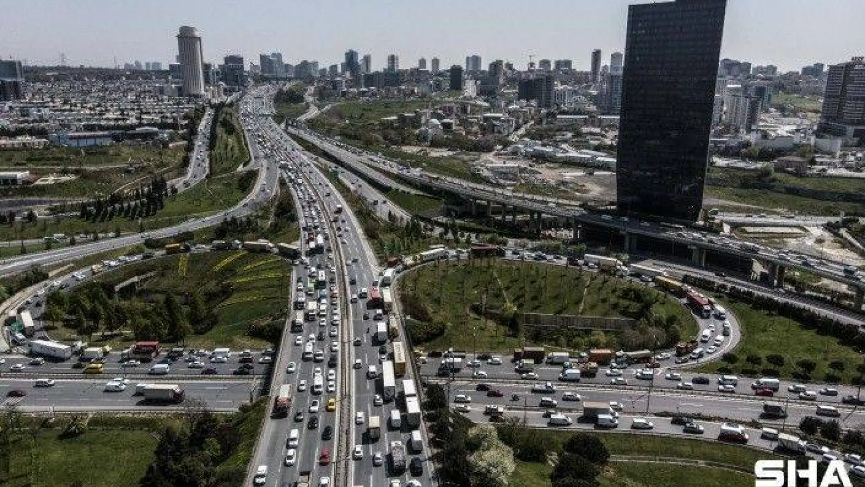 Tam kapanmaya saatler kala İstanbul trafiğinde yoğunluk
