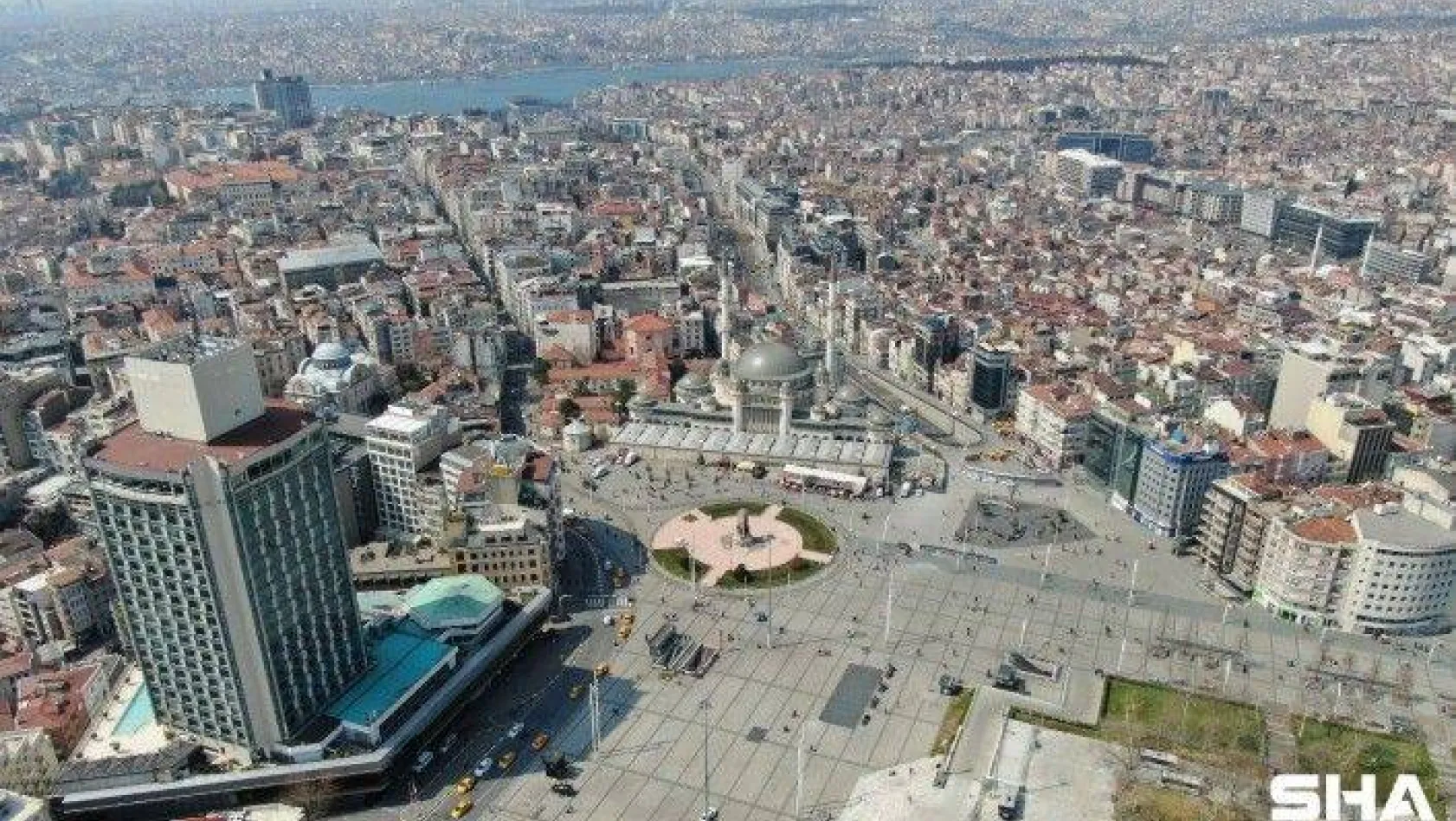 Turistlere kalan Taksim Meydanı havadan görüntülendi