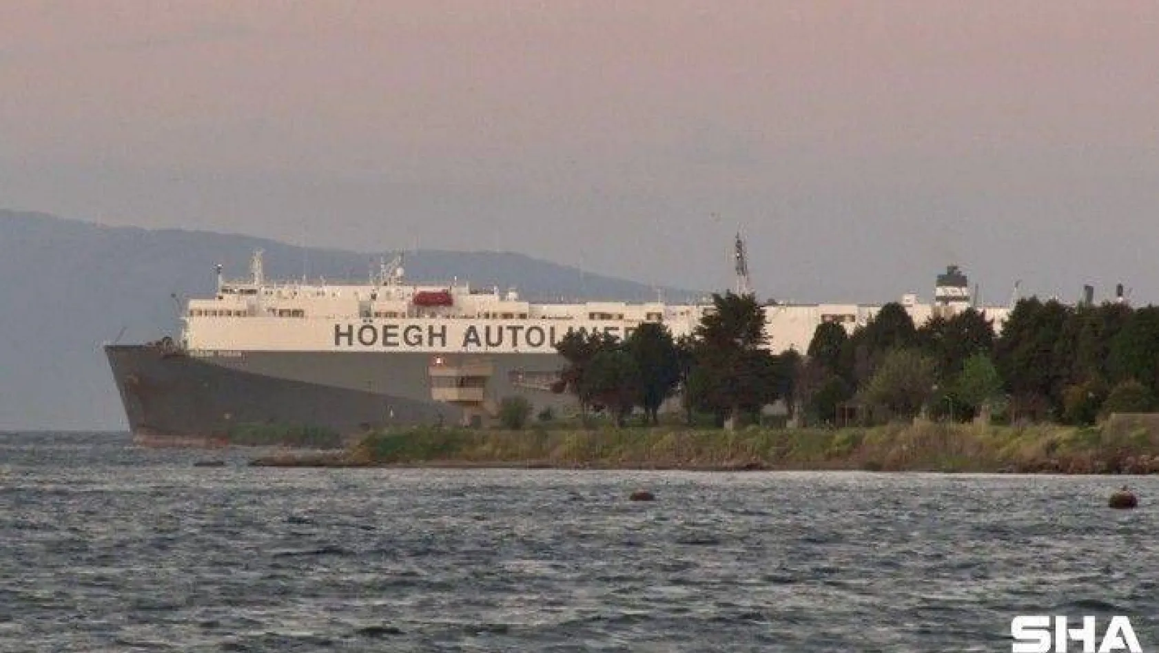 Tuzla'da karaya oturan gemi kurtarılmayı bekliyor