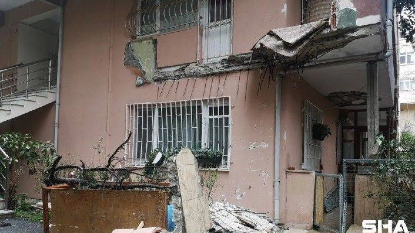 Üsküdar'da 5 katlı binada evin balkonu çöktü
