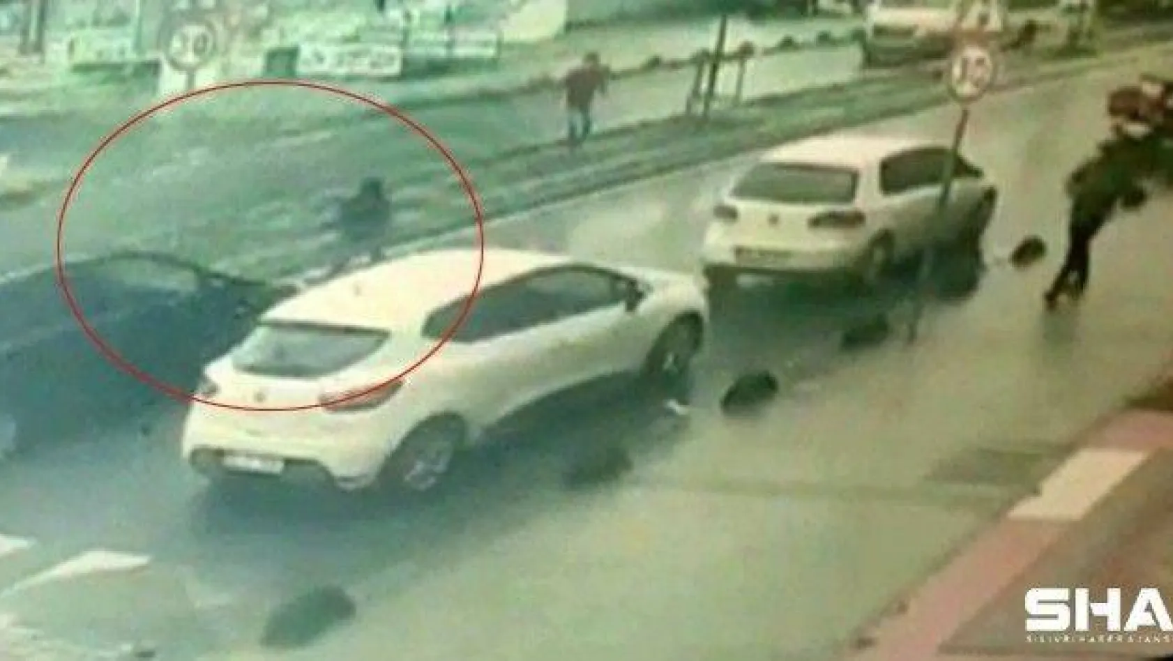 Yolun karşısına geçmeye çalışan çocuğa otomobil çarptı