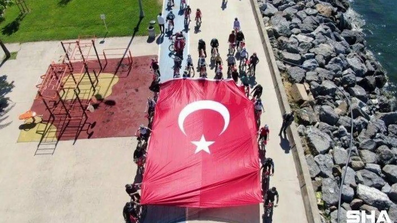 19 Mayıs'ta dev Türk bayraklı bisiklet korteji havadan görüntülendi
