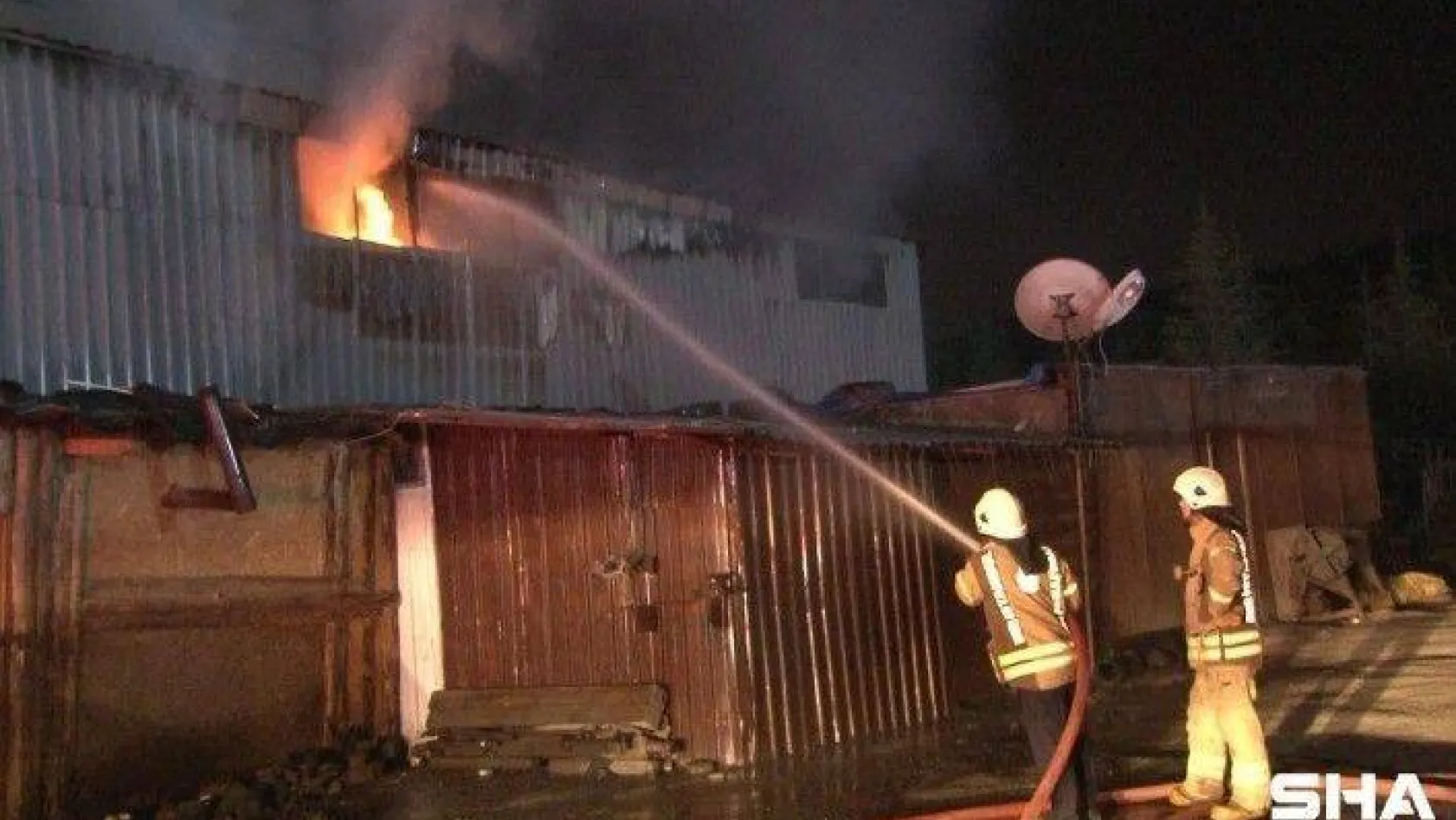 Arnavutköy'de izolasyon malzemeleri üretimi yapılan fabrikada yangın