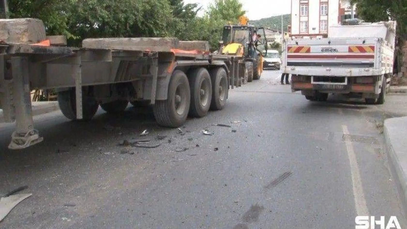 Arnavutköy'de tır ile kamyonet çarpıştı