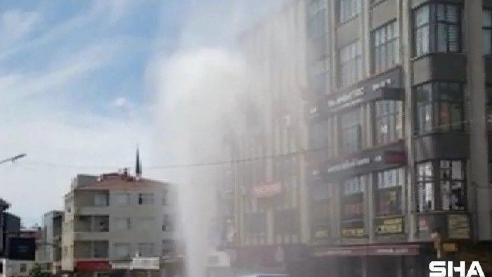 Ataşehir'de çalışma yapılırken su borusu patladı su apartmanın yüksekliğine ulaştı