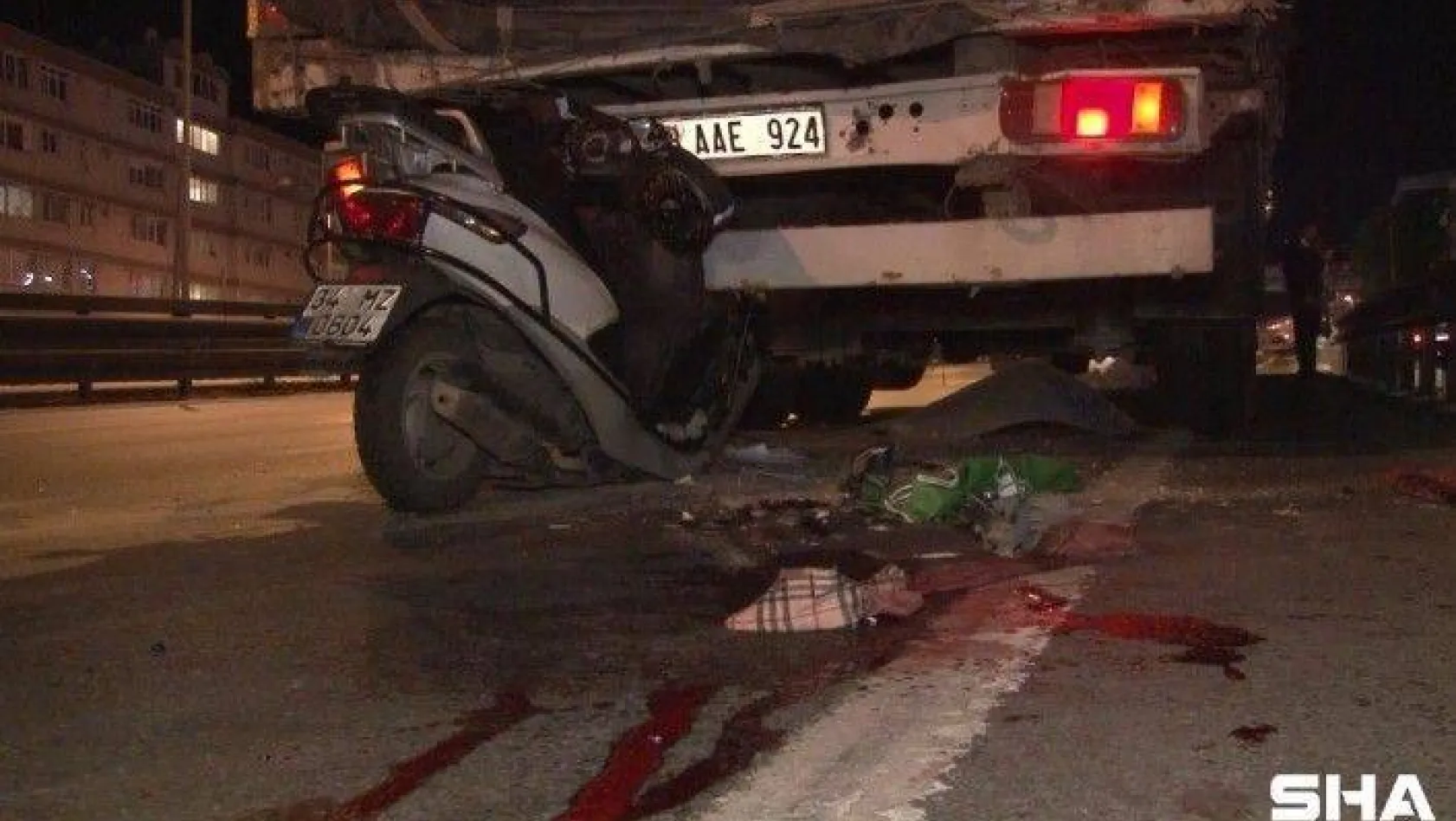 Avcılar'da feci kaza...Motosiklet tıra arkadan çarptı:1 ölü 1 yaralı