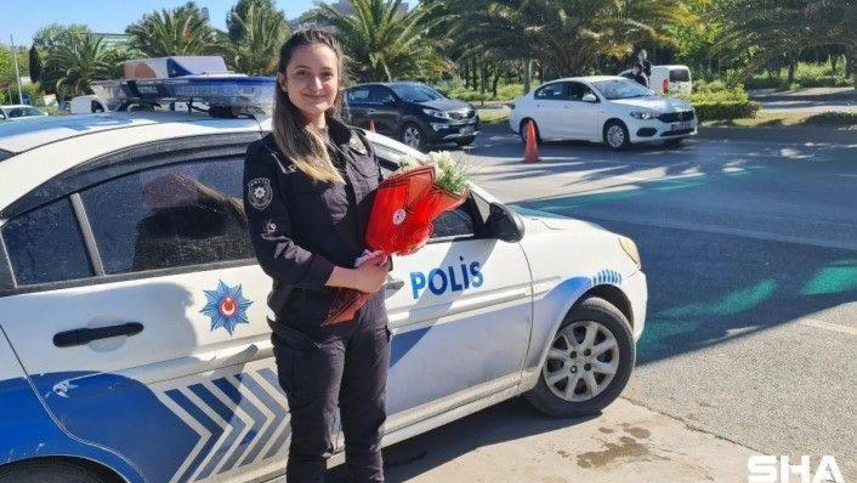 Bakırköy'de görevi başındaki kadın polislere Anneler Günü'nde çiçek sürprizi
