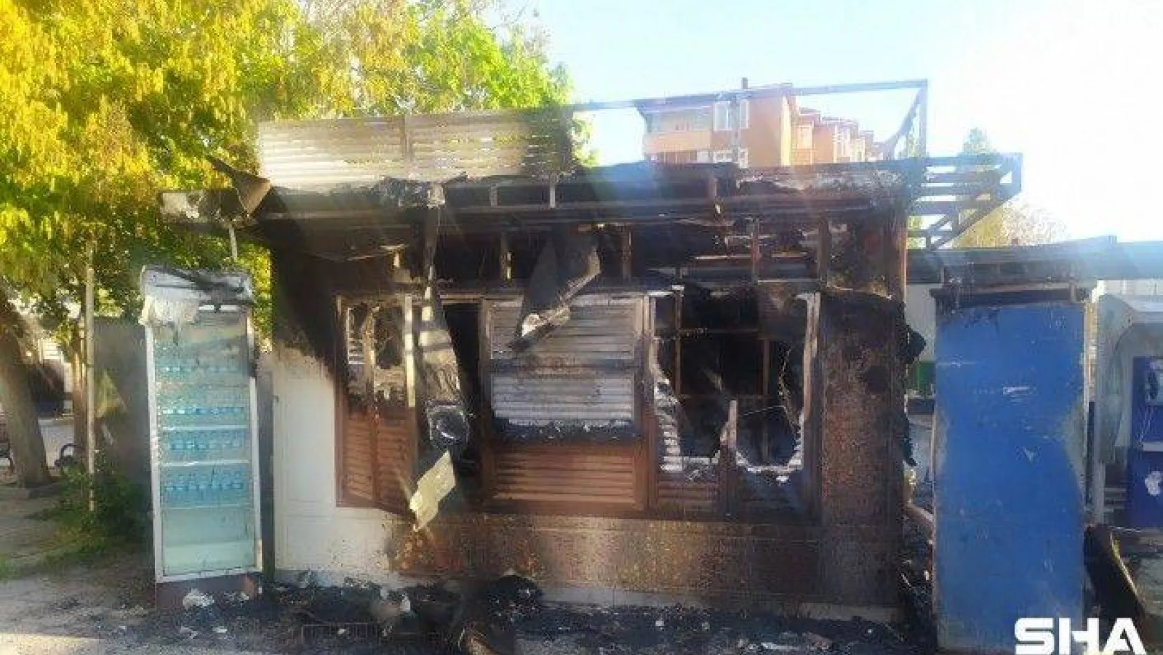 Bakırköy'de İBB'ye ait büfe alev alev yandı