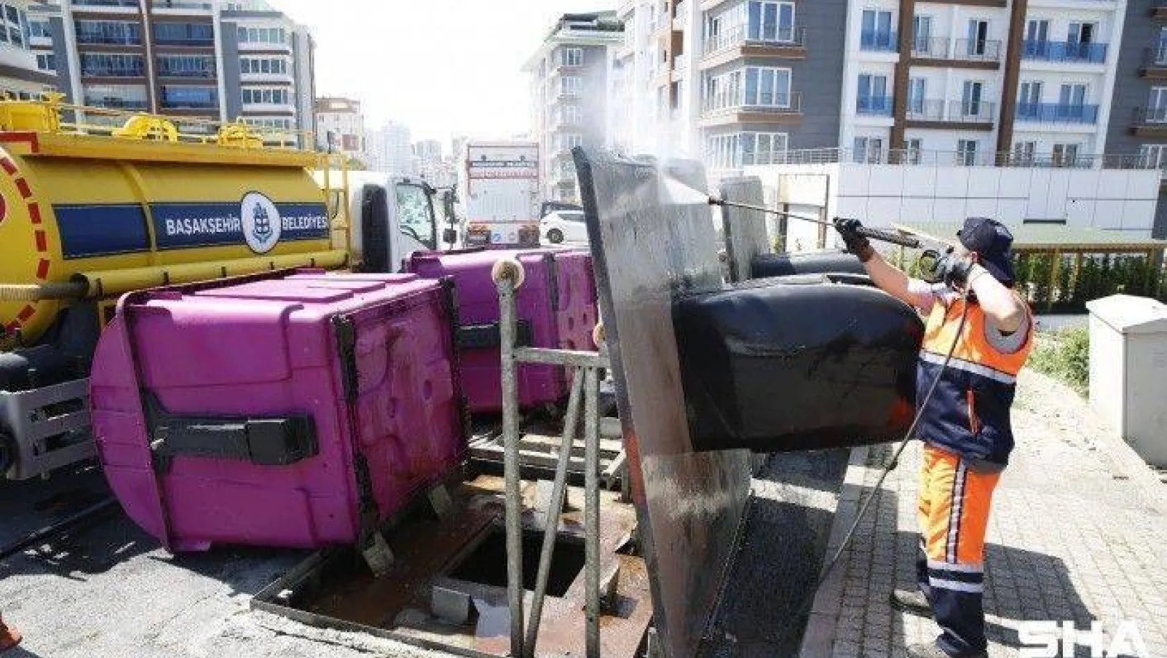 Başakşehir'de Covid-19'a karşı köşe bucak temizlik