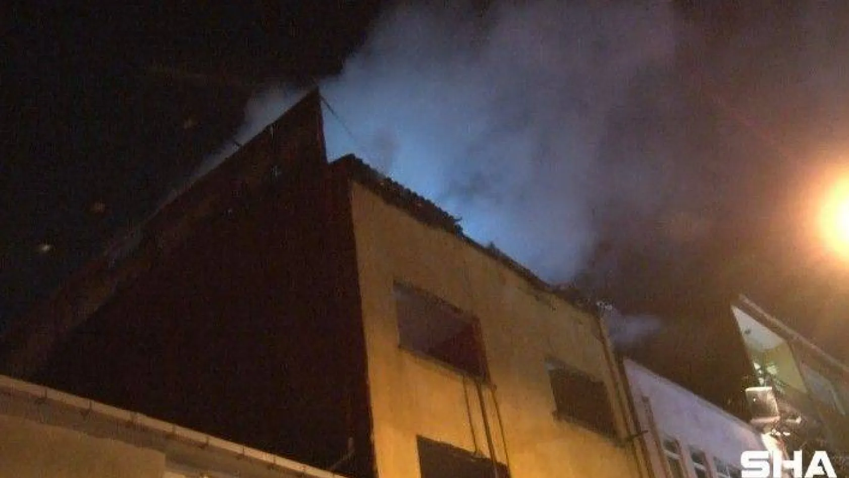Bayrampaşa'da 3 katlı metruk binanın çatısı alev alev yandı