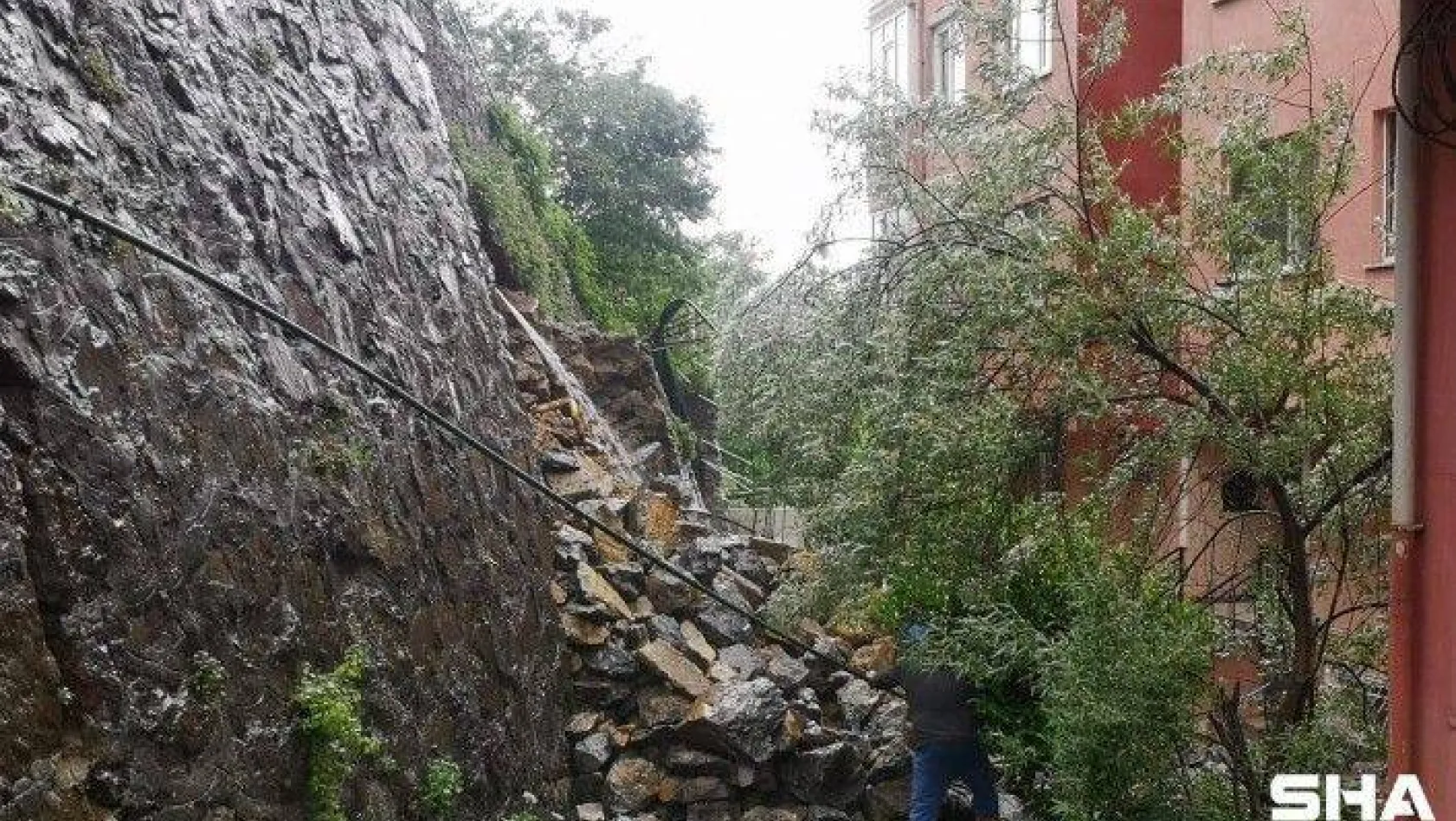 Beykoz'da istinat duvarı çöktü, 3 apartman tahliye edildi