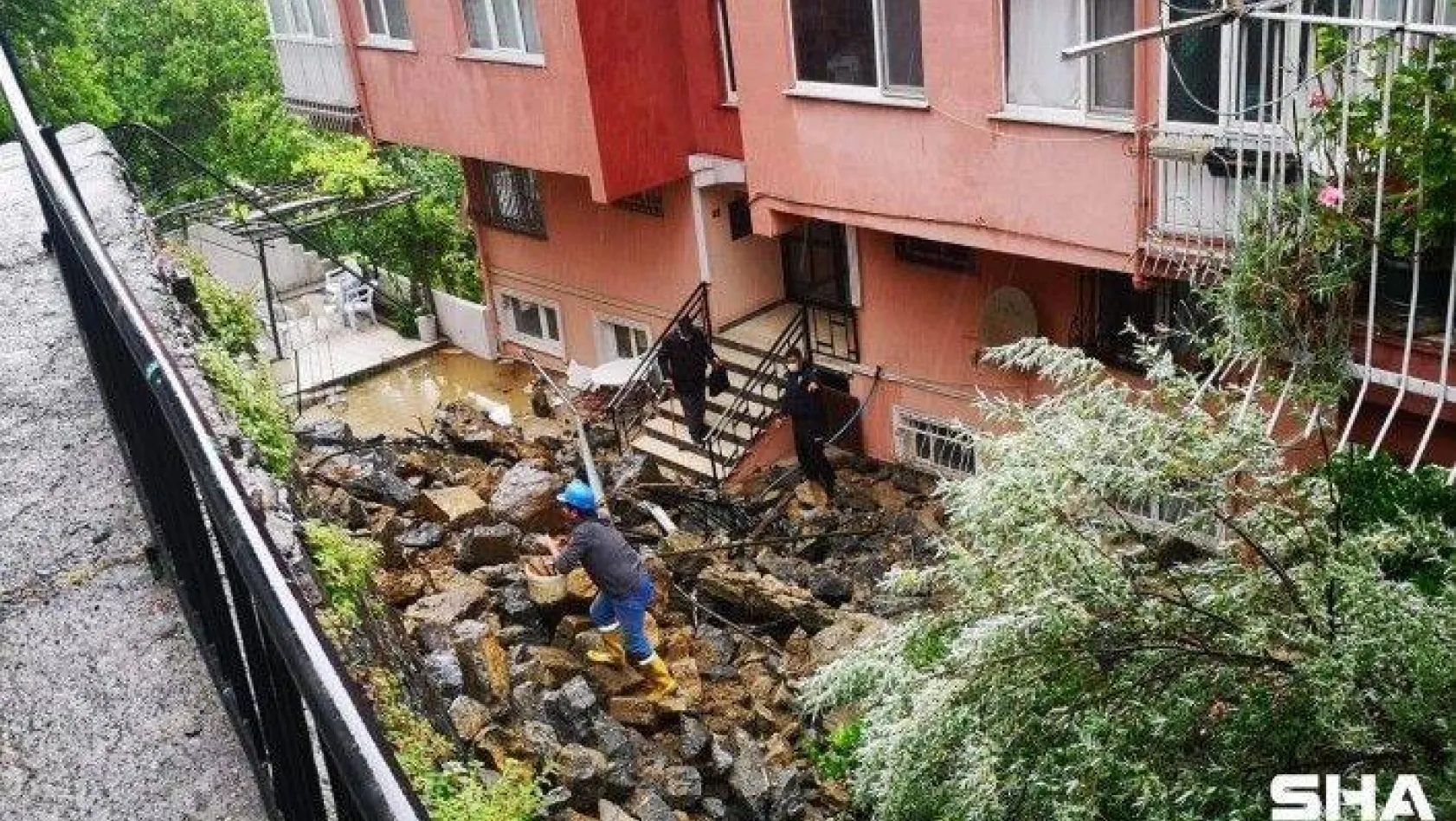 Beykoz'da yoğun yağış sonrası istinat duvarı çöktü, Olay sonrası 3 apartman tahliye edilirken olay yerine çok sayıda polis ve itfaiye ekipleri sevk edildi.