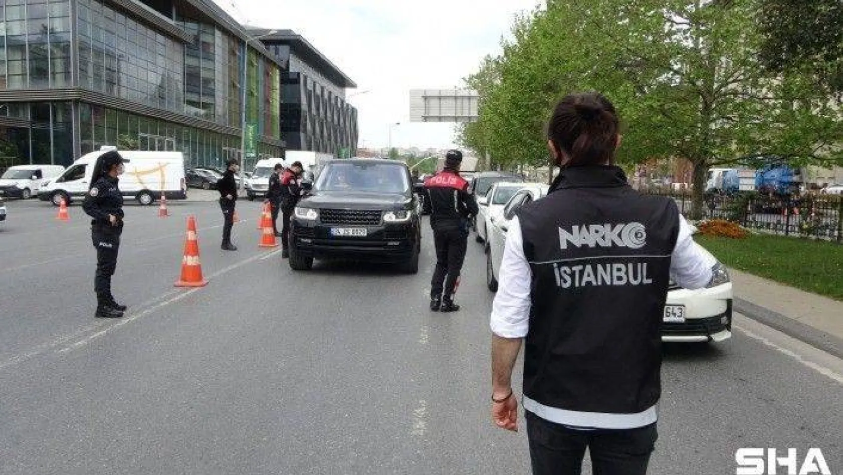 Beyoğlu polisinden tam kapanma denetimi: Uzun kuyruklar oluştu