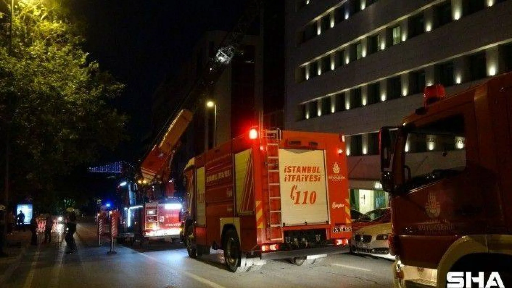 Beyoğlu'nda lüks otelin çatısında korkutan yangın