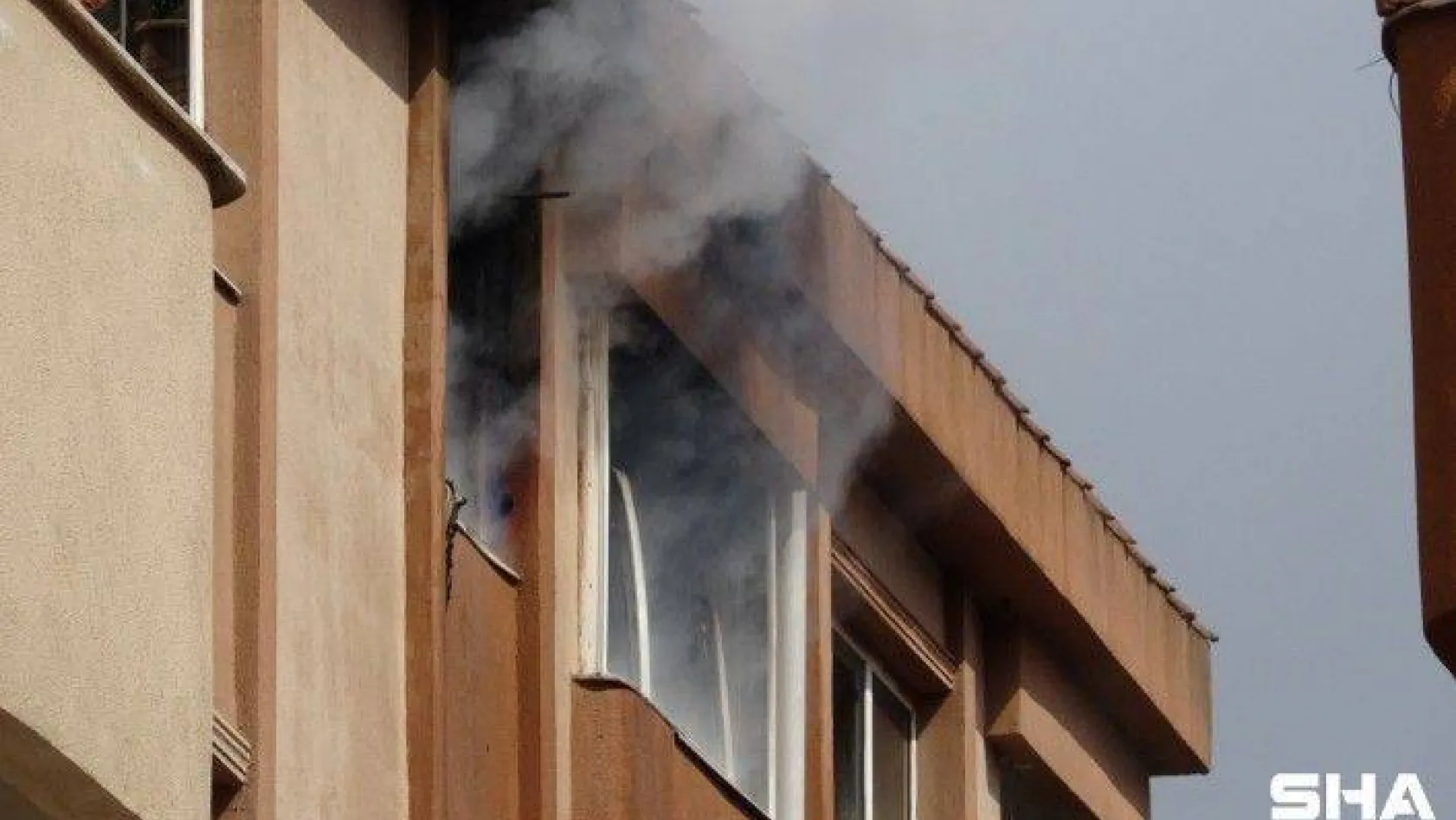 Çekmeköy'de sitede korkutan yangın: 2 kişi mahsur kaldı