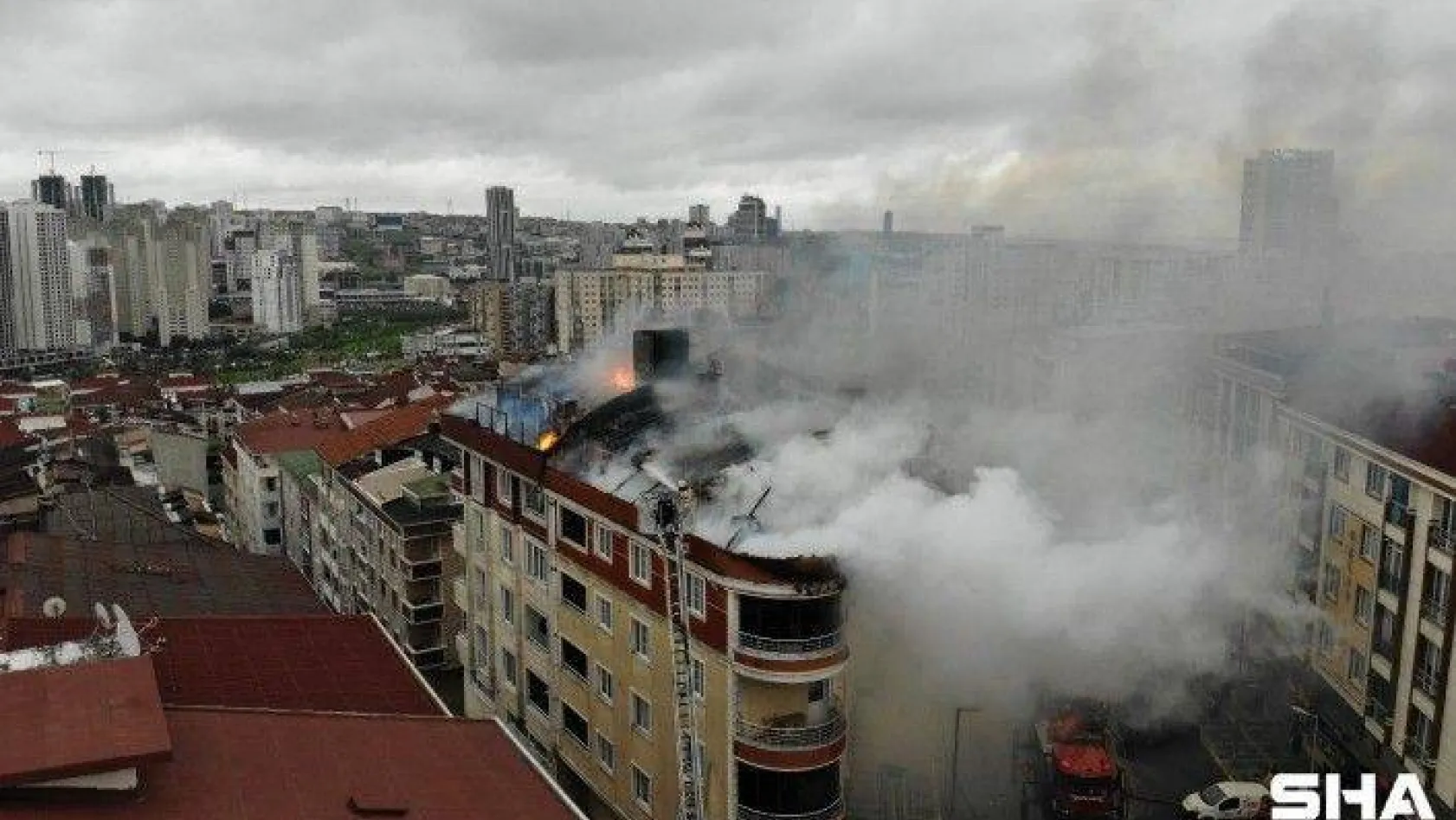 Esenyurt'ta 2 binanın çatısı alev alev yandı: 2'si çocuk 3 kişi dumandan etkilendi