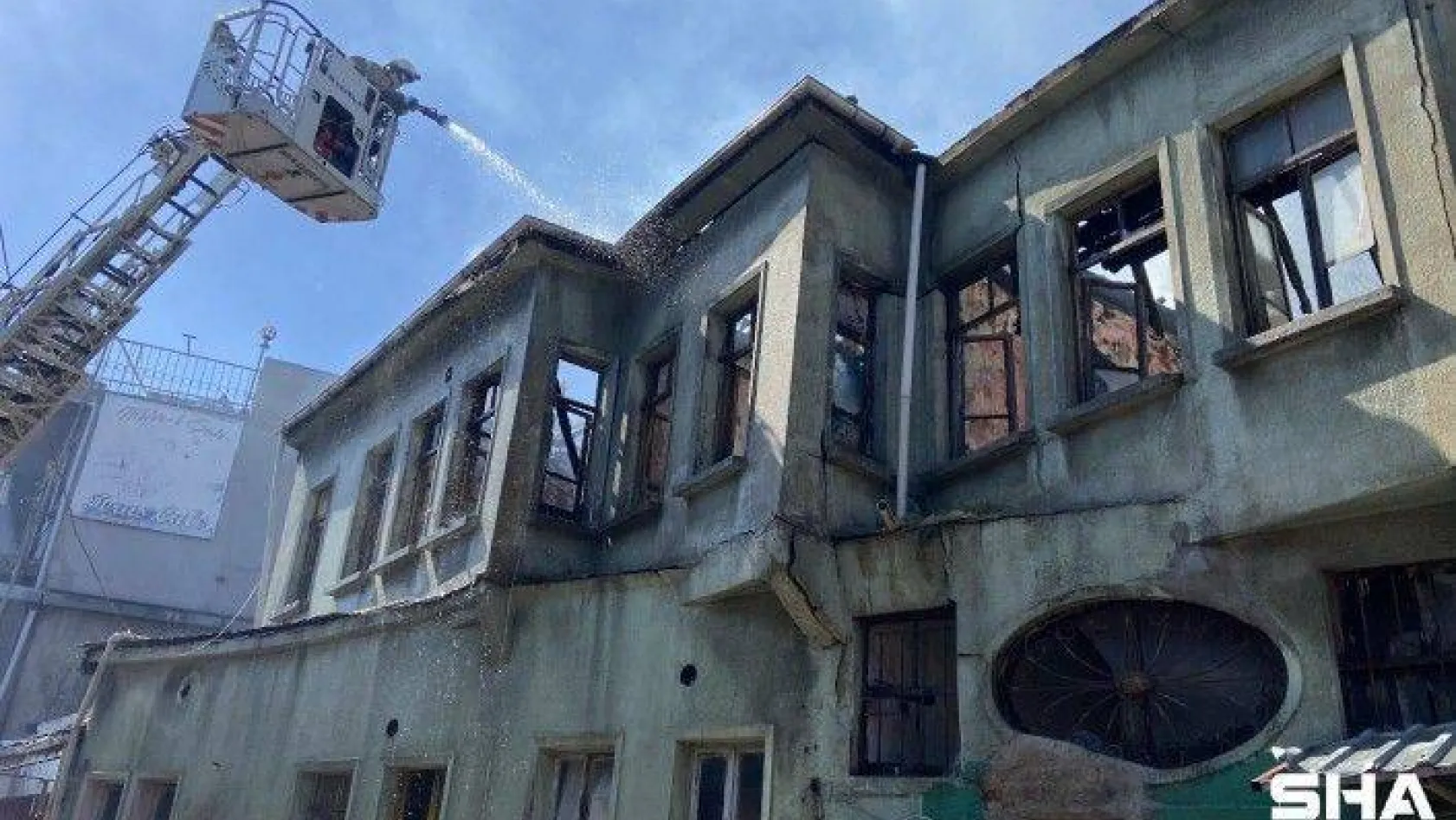 Fatih'te Süleymaniye Camii'nin yakınındaki metruk binada korkutan yangın