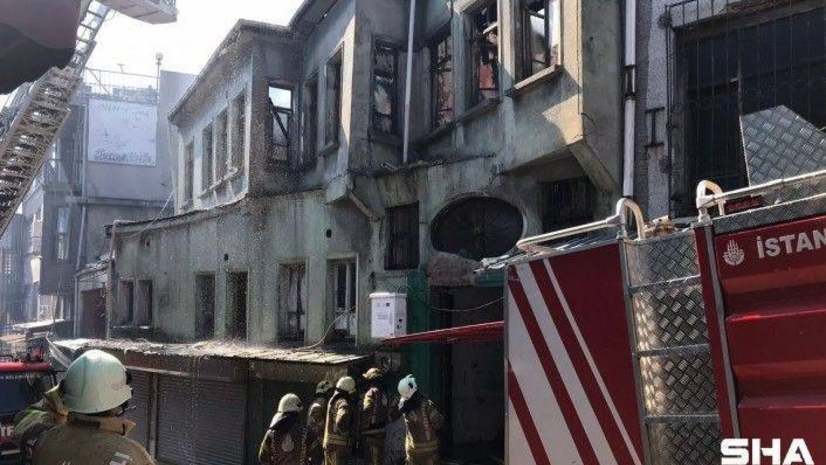 Fatih'te Süleymaniye Camii'nin yanındaki metruk bir binada yangın çıktı. Yangına itfaiye ekipleri müdahale ediyor.