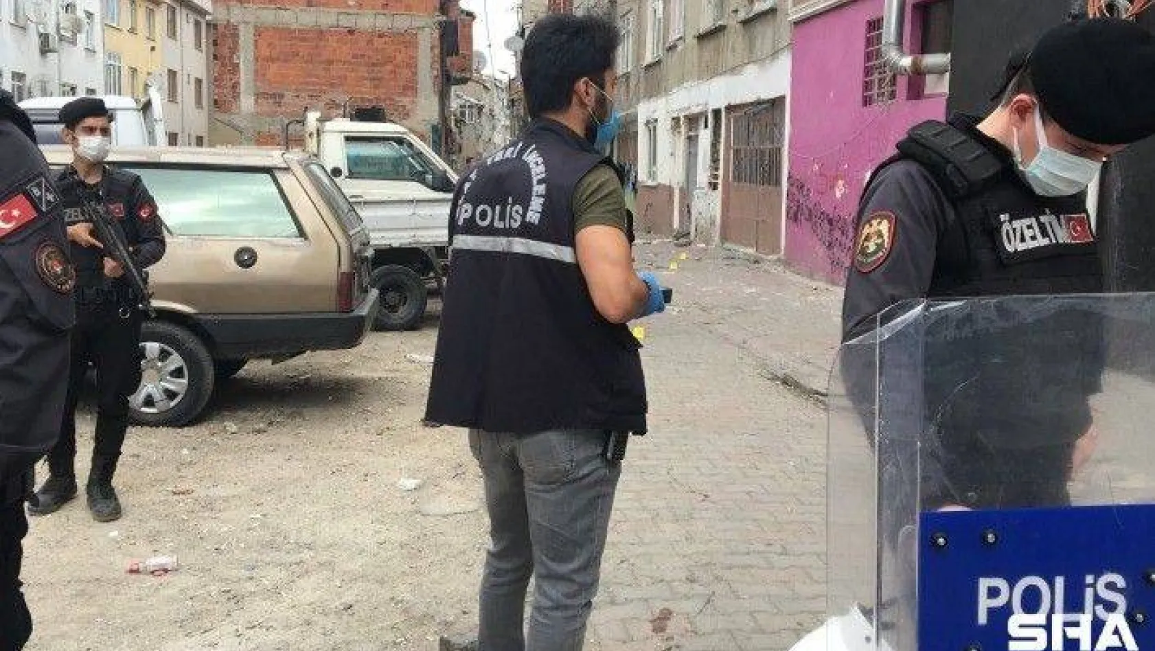Gaziosmanpaşa'da komşuların silahlı kavgası: 3 yaralı