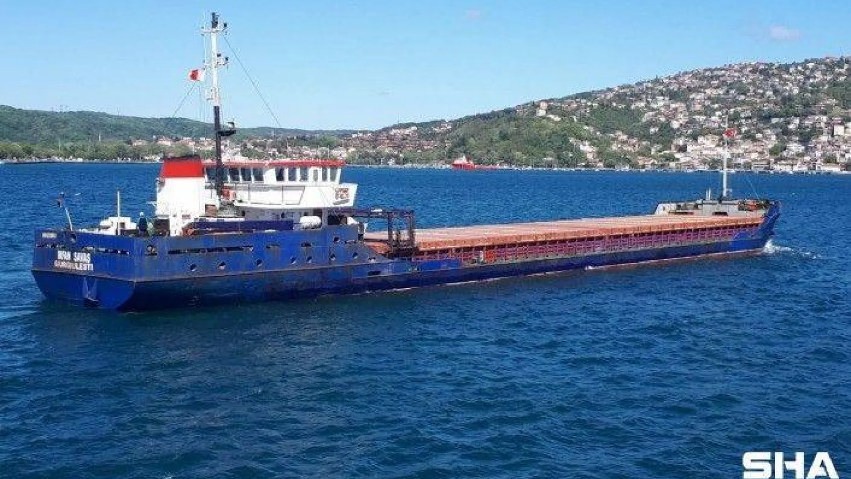 İstanbul Boğazı'nda arızalanan kuru yük gemisi, korkuttu