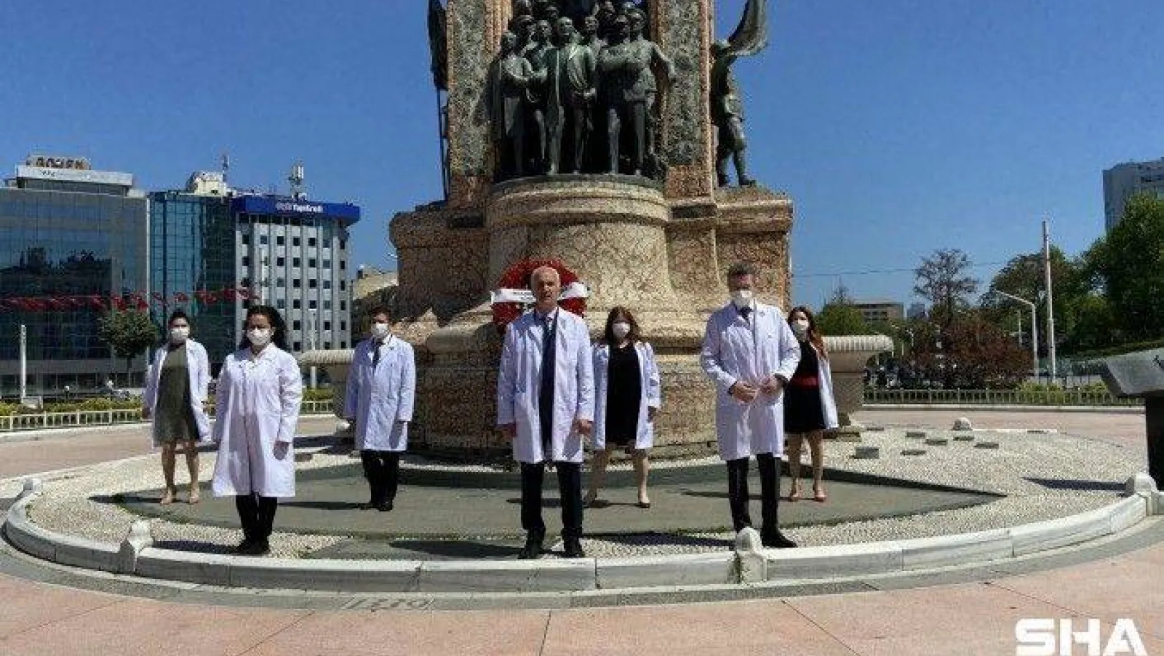 İstanbul Eczacı Odası Cumhuriyet Anıtı'na çelenk bıraktı