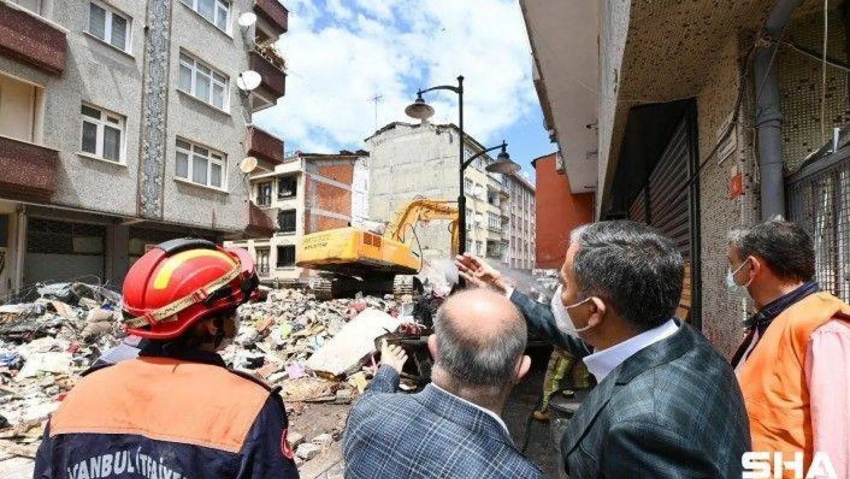 İstanbul Valisi Ali Yerlikaya, çöken 5 katlı binada incelemelerde bulundu