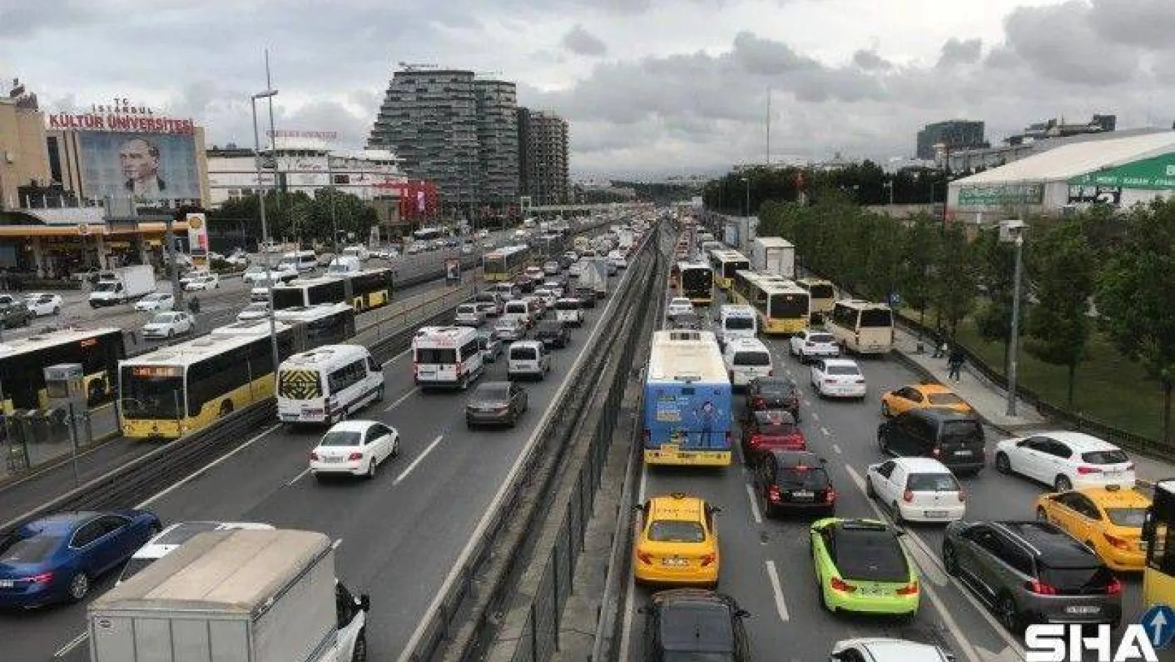 İstanbul'da sağanak yağış sonrası trafik yoğunluğu yüzde 72'ye çıktı