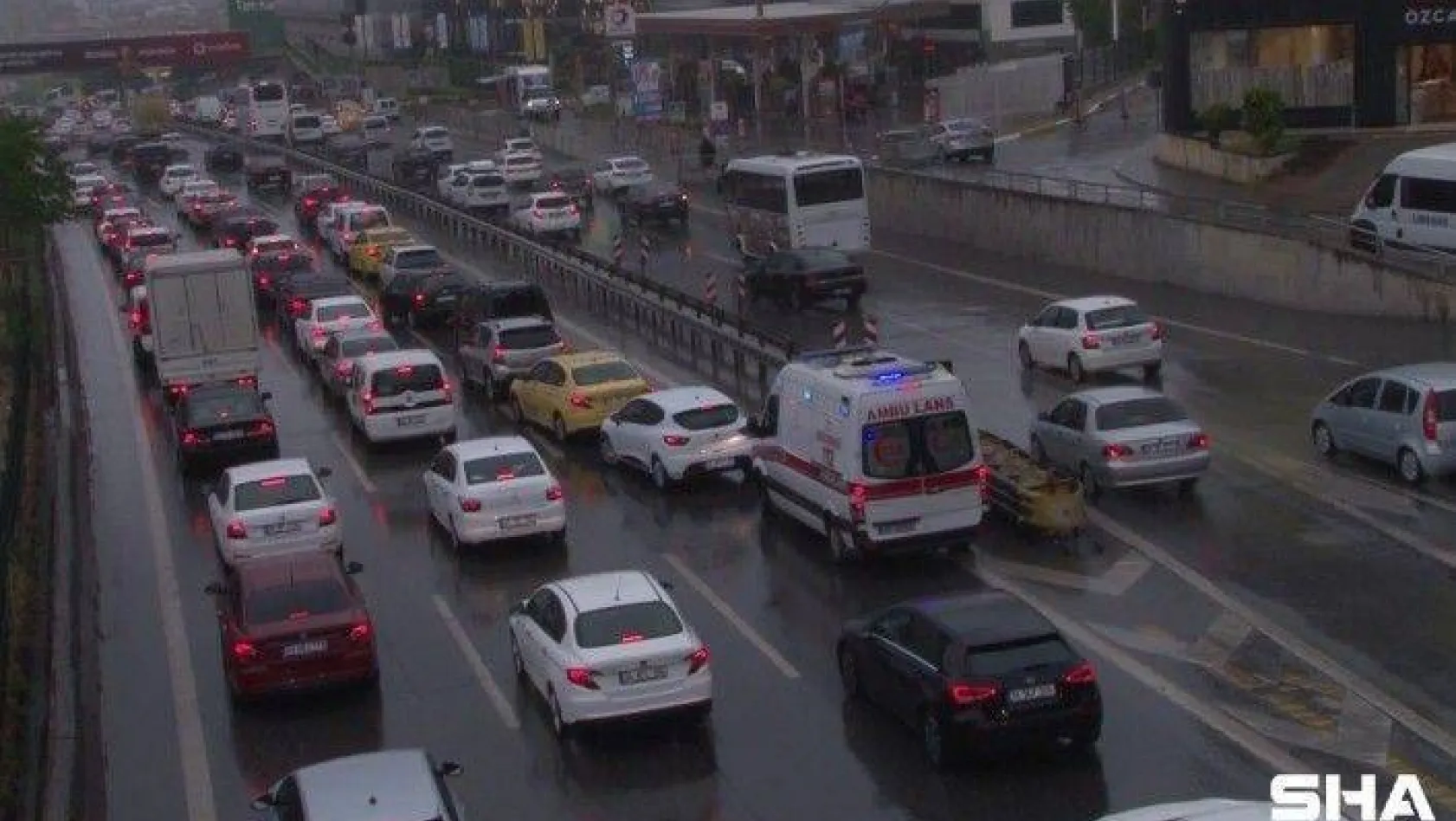 İstanbul'da sağanak yağmur  nedeniyle trafik yoğunluğu rekor seviyeye ulaştı