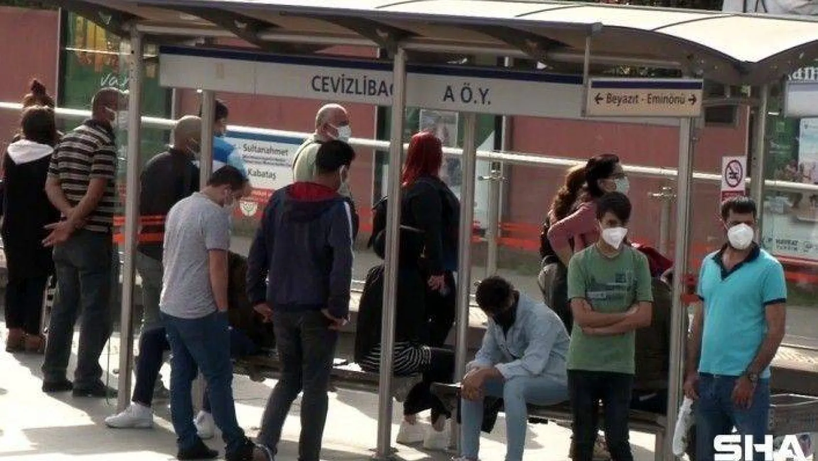 İstanbul'da toplu taşıma duraklarında yoğunluk