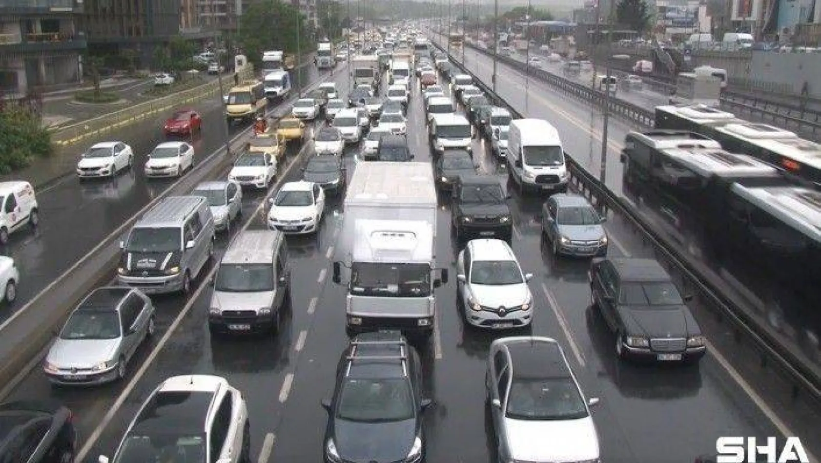 İstanbul'da yağmur nedeniyle trafik yoğunluğu oluştu