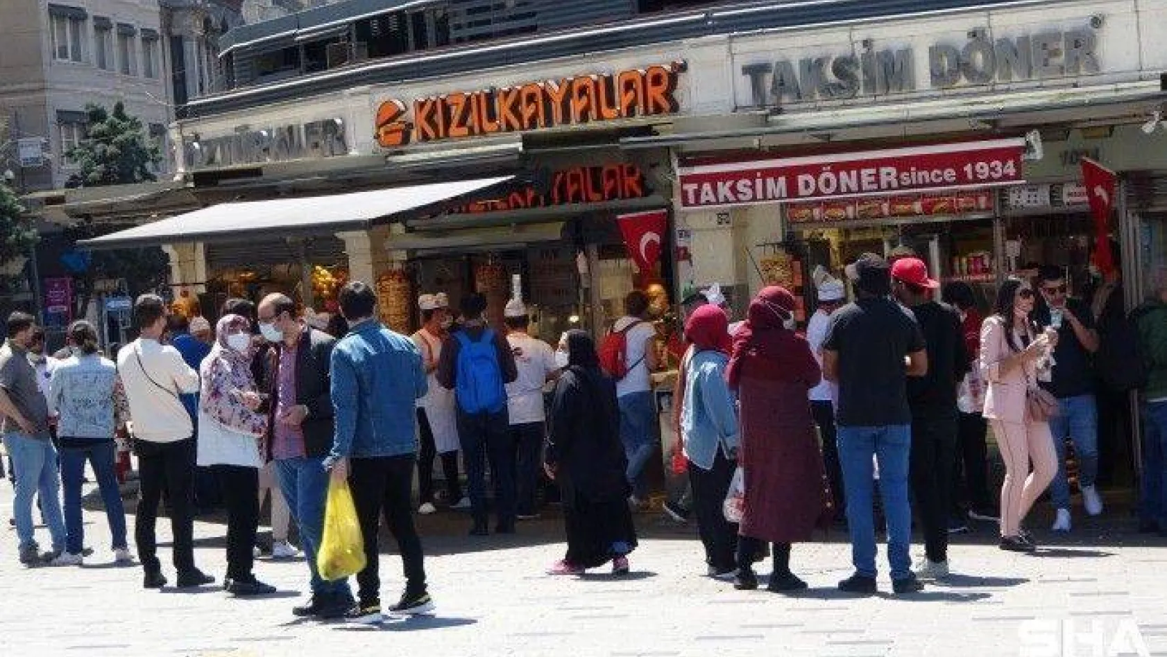 Kontrollü normalleşmenin ilk gününde Taksim'de dikkat çeken yoğunluk