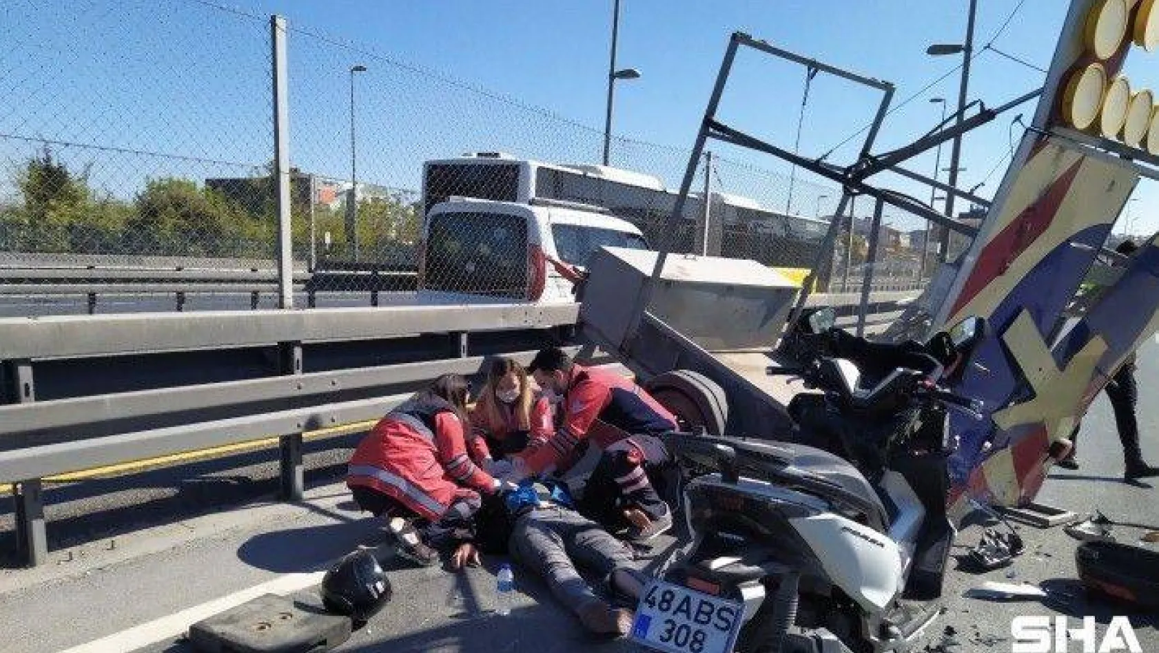 Küçükçekmece'de E5 Karayolunda motosiklet yön tabelasına çarptı