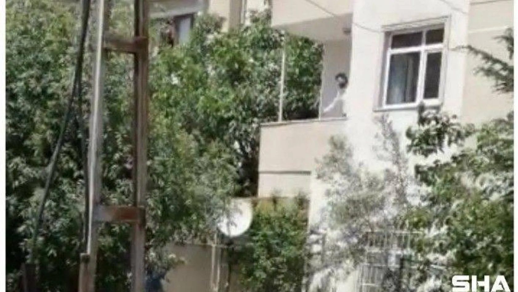 Maltepe'de evinin balkonunda bileklerini kesen şahıs eşini ve çocuklarını rehin aldı