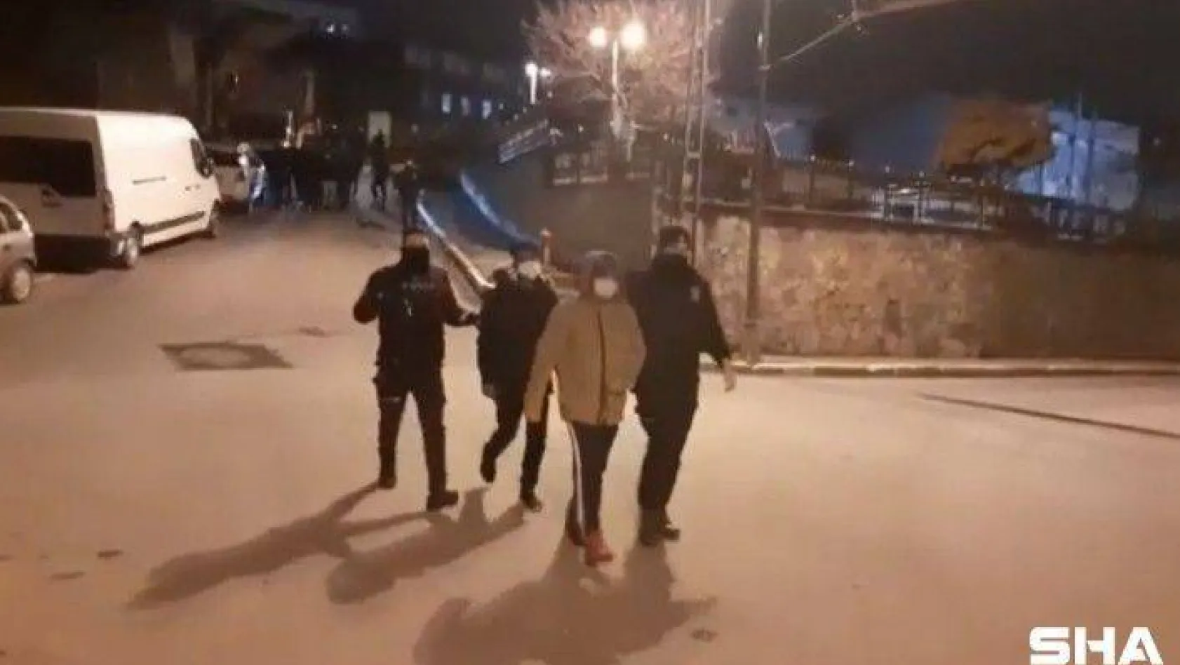 (Özel) Beyoğlu'nda 16 Bangladeşli göçmen kaçamadan yakalandı
