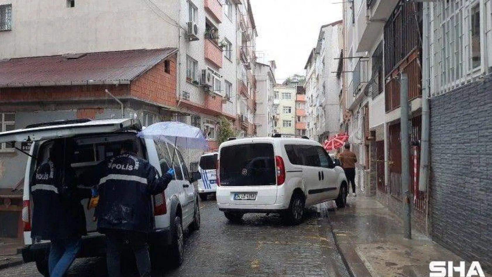 (Özel) Beyoğlu'nda sokak ortasında dehşet: Eski eşine kurşun yağdırdı, iki çocuk annesi kadın ağır şekilde yaralandı