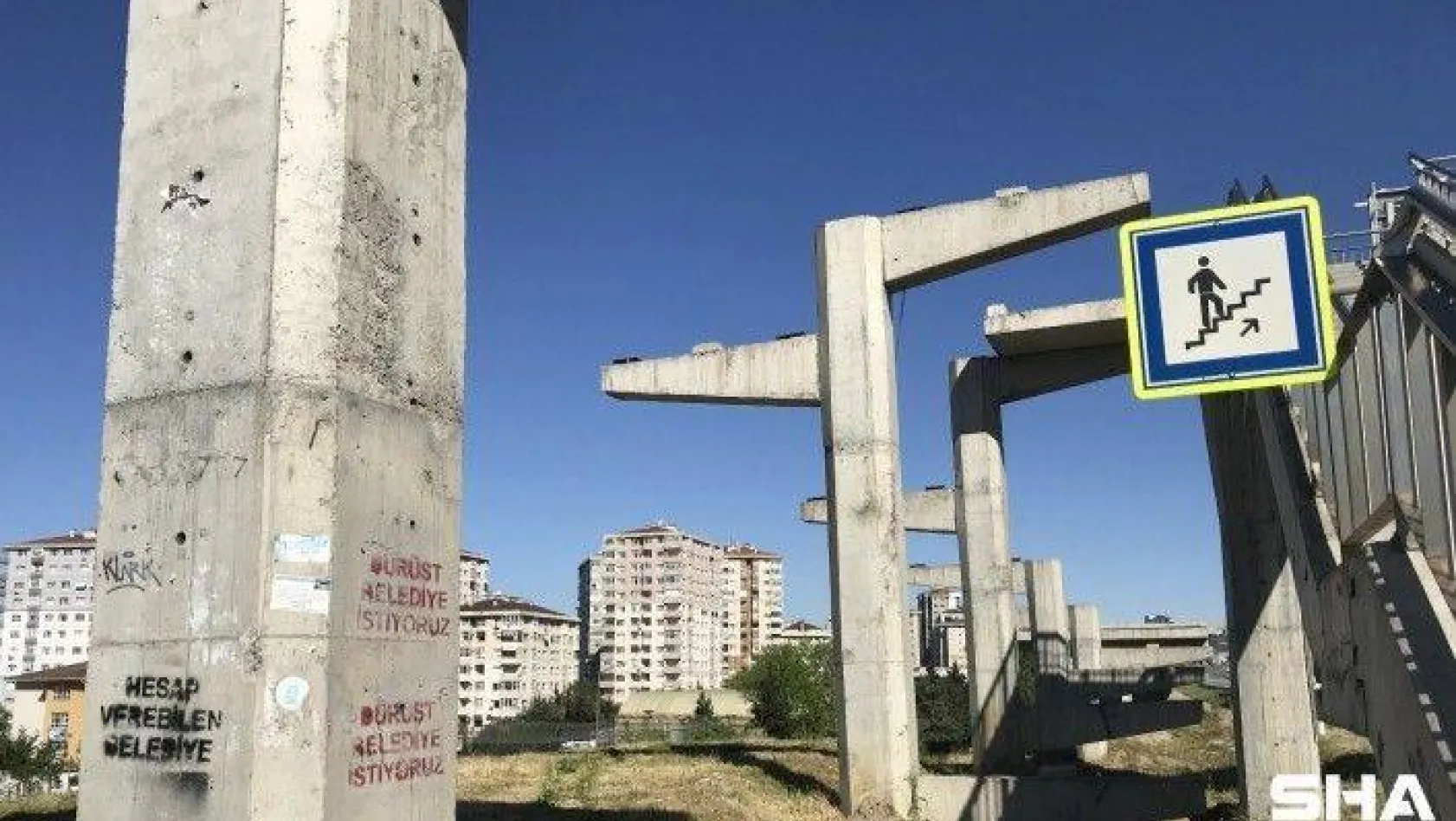 (Özel) İstanbul'da engelli rampası olmayan üst geçit için 'Dürüst belediye istiyoruz' tepkisi