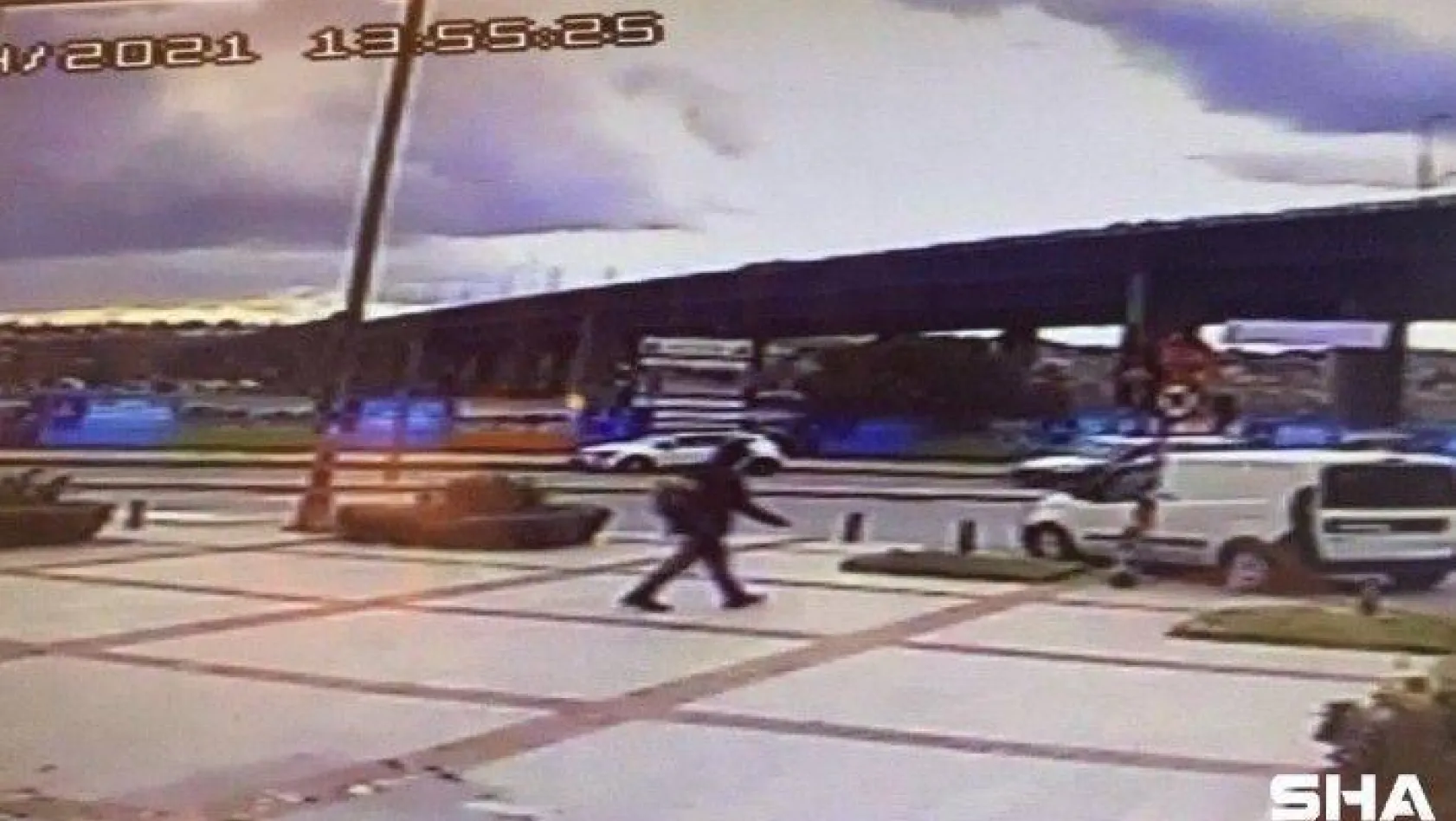 (Özel) İstanbul'da feci kaza: Havada takla atan genç kadın yere savruldu