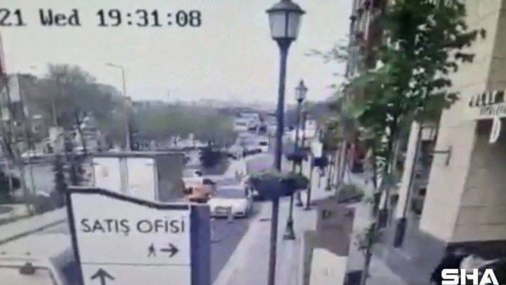 (Özel) İstanbul'da lüks sitede kazma ve silahlı kavga kamerada