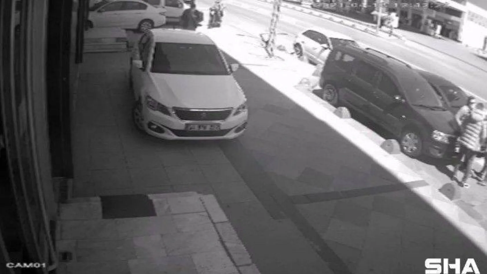 (Özel) İstanbul'da motosikletli kapkaççı dehşeti kamerada