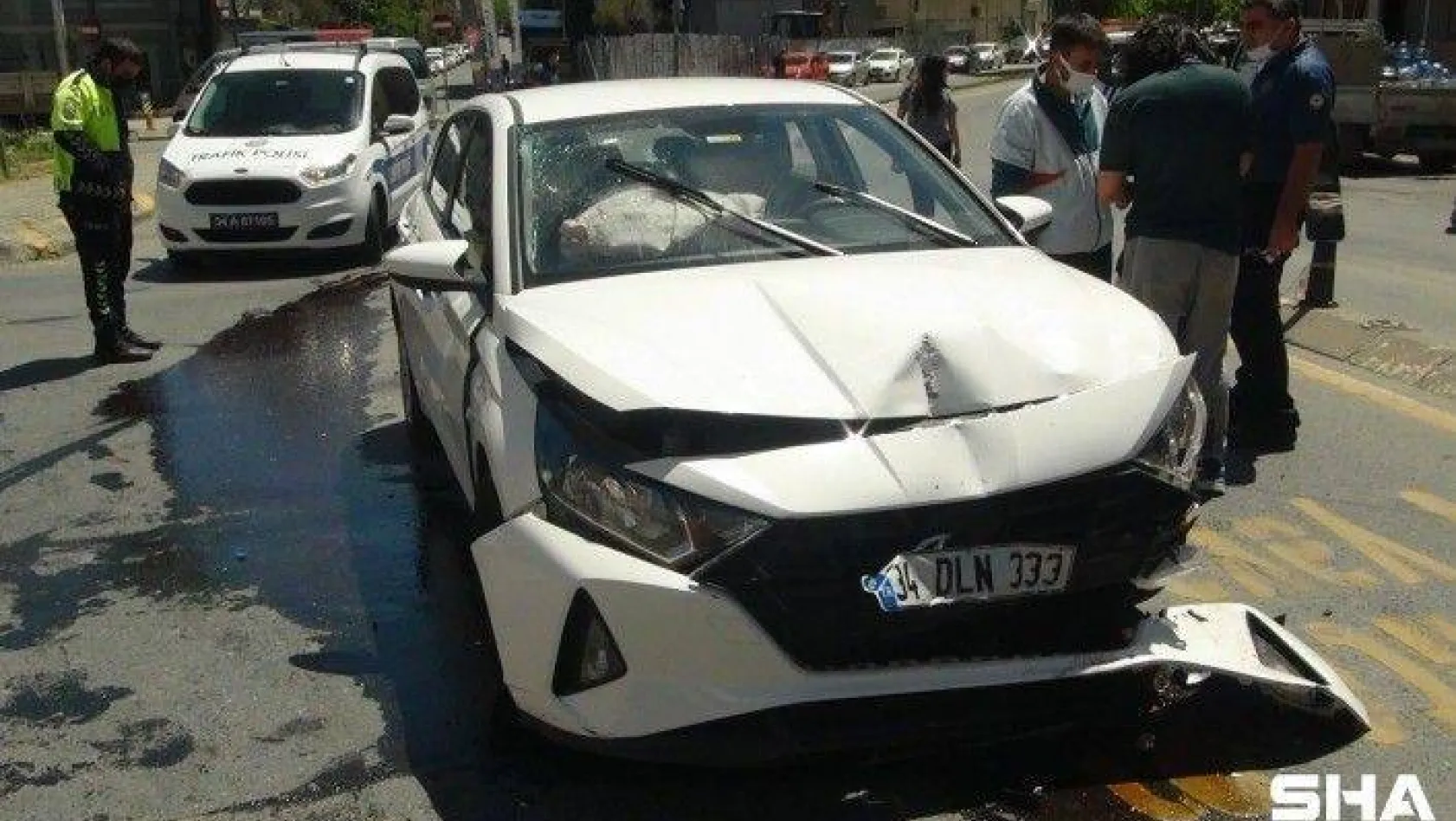 (Özel) İstanbul'da zincirleme kazada genç kadın şok yaşadı