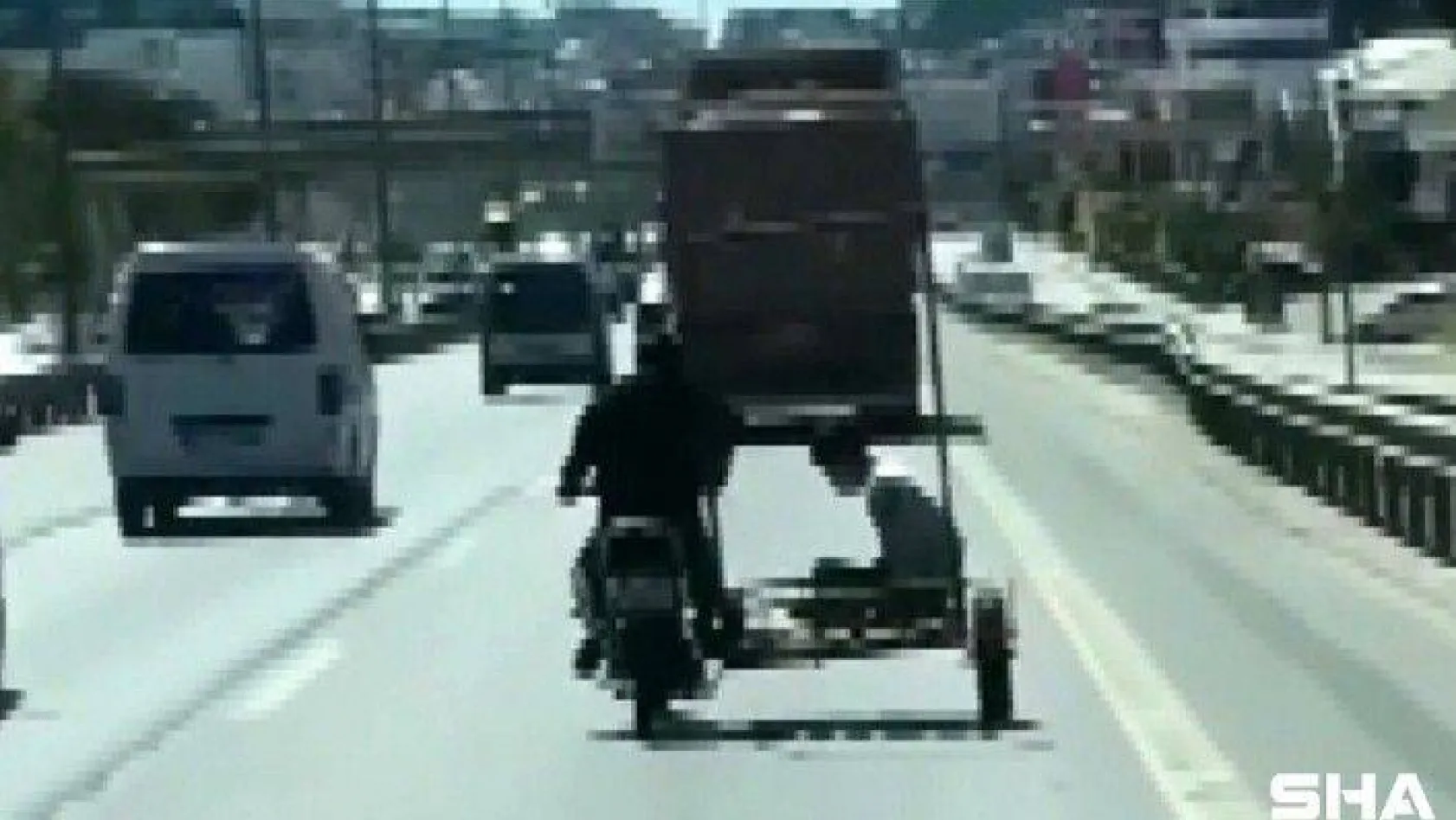 (Özel)- Kartal'da motosiklet sepetindeki tehlikeli yolculuk kamerada